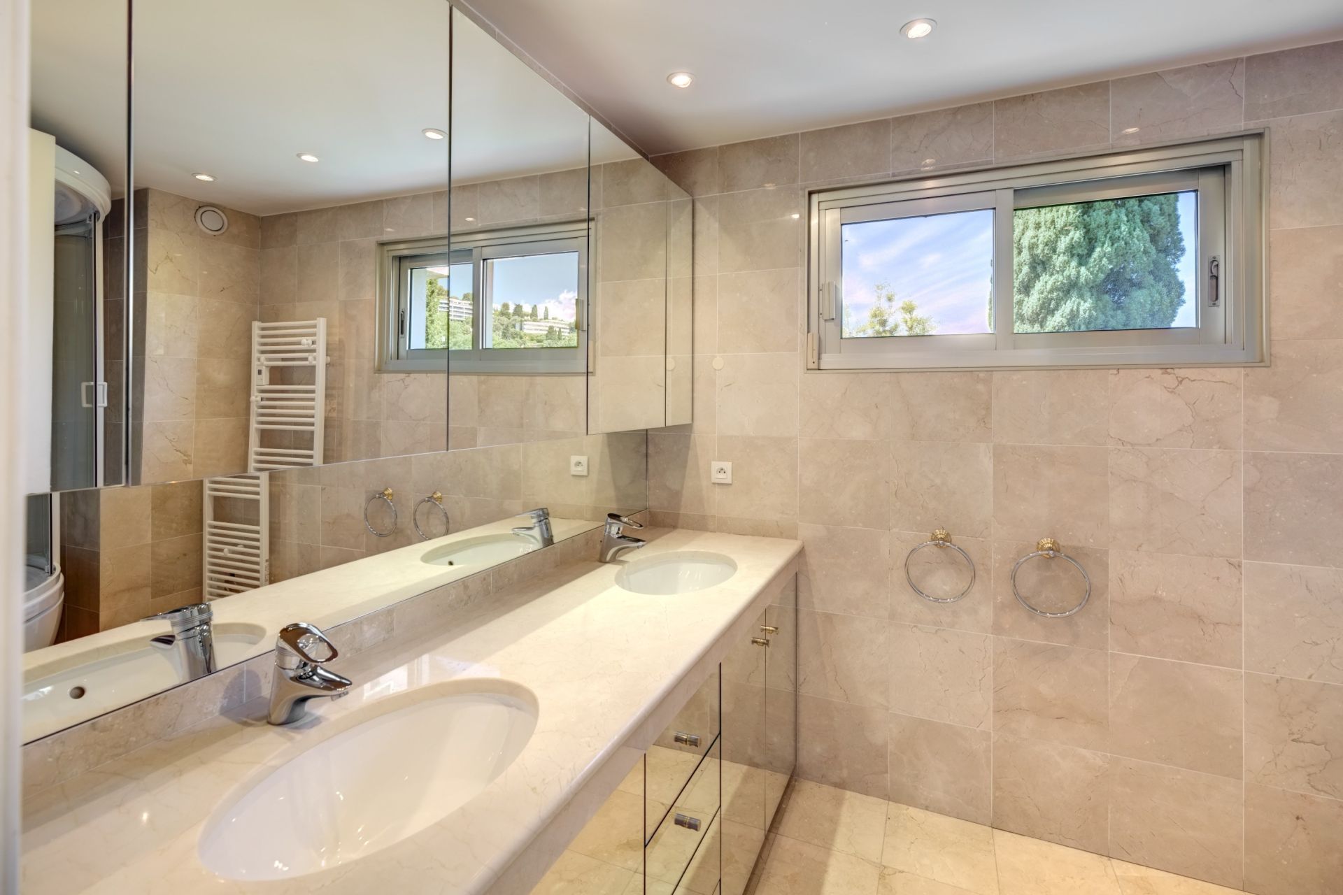 luxury apartment 5 Rooms for sale on LE CANNET (06110)