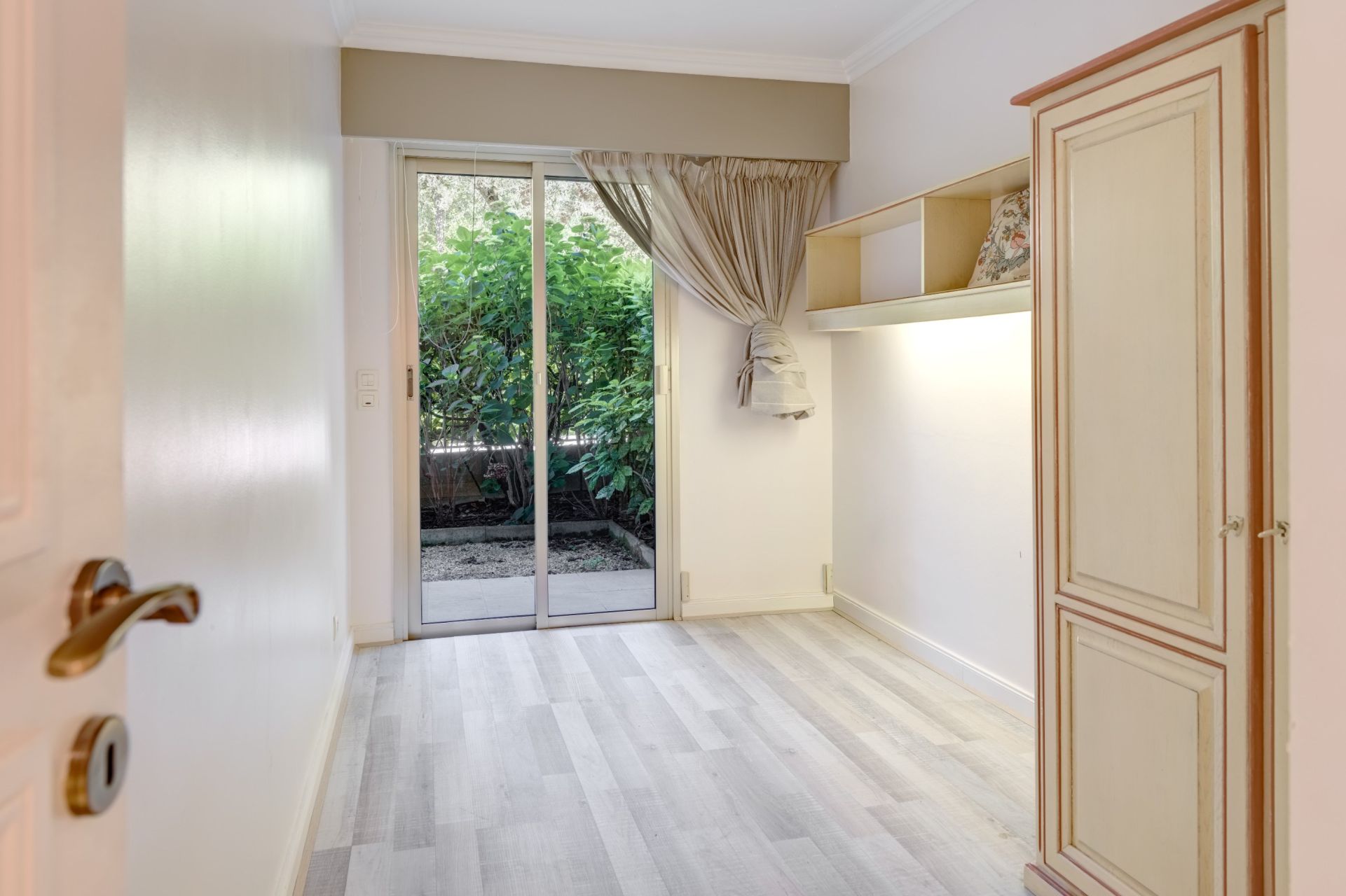 luxury apartment 5 Rooms for sale on LE CANNET (06110)