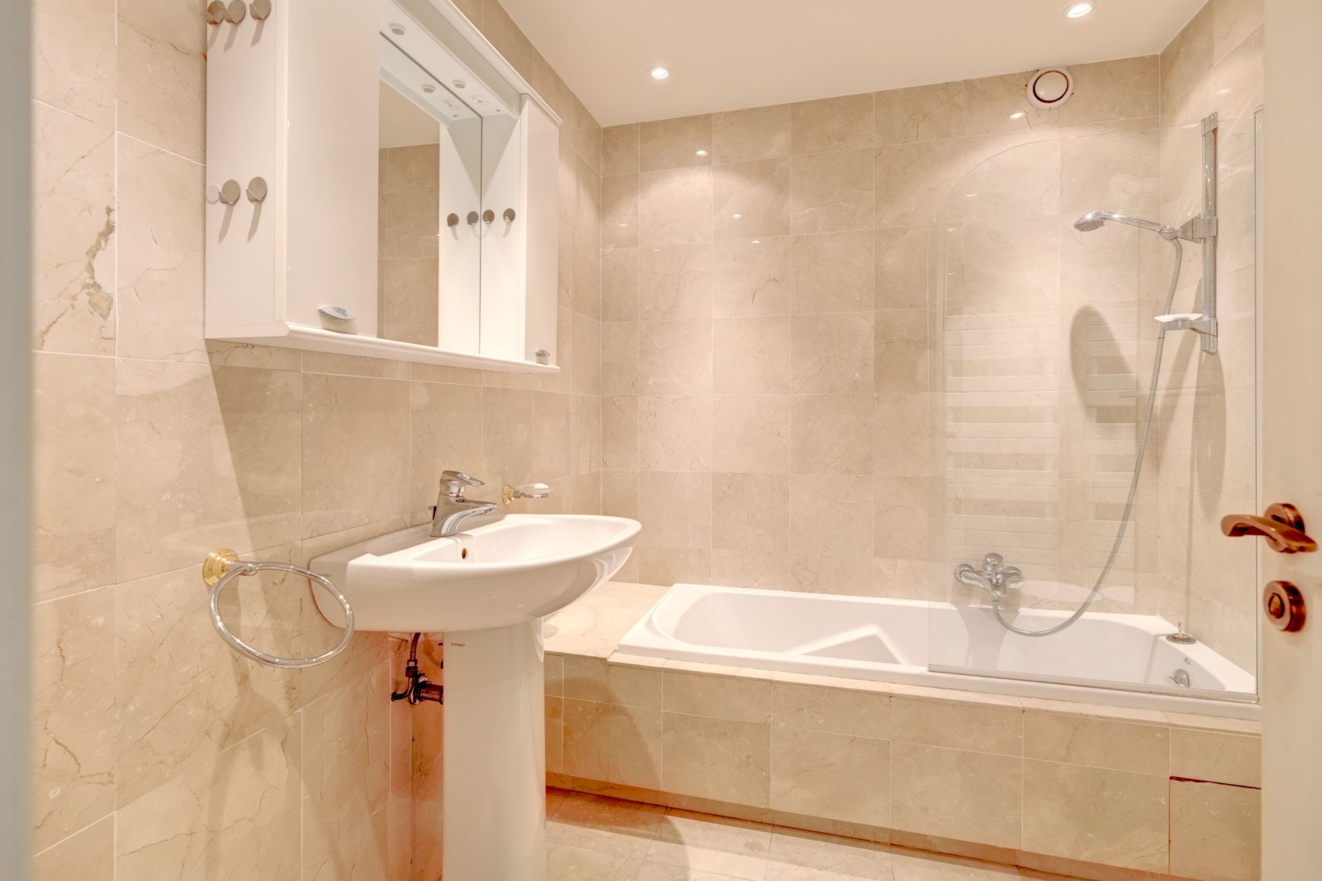 luxury apartment 5 Rooms for sale on LE CANNET (06110)