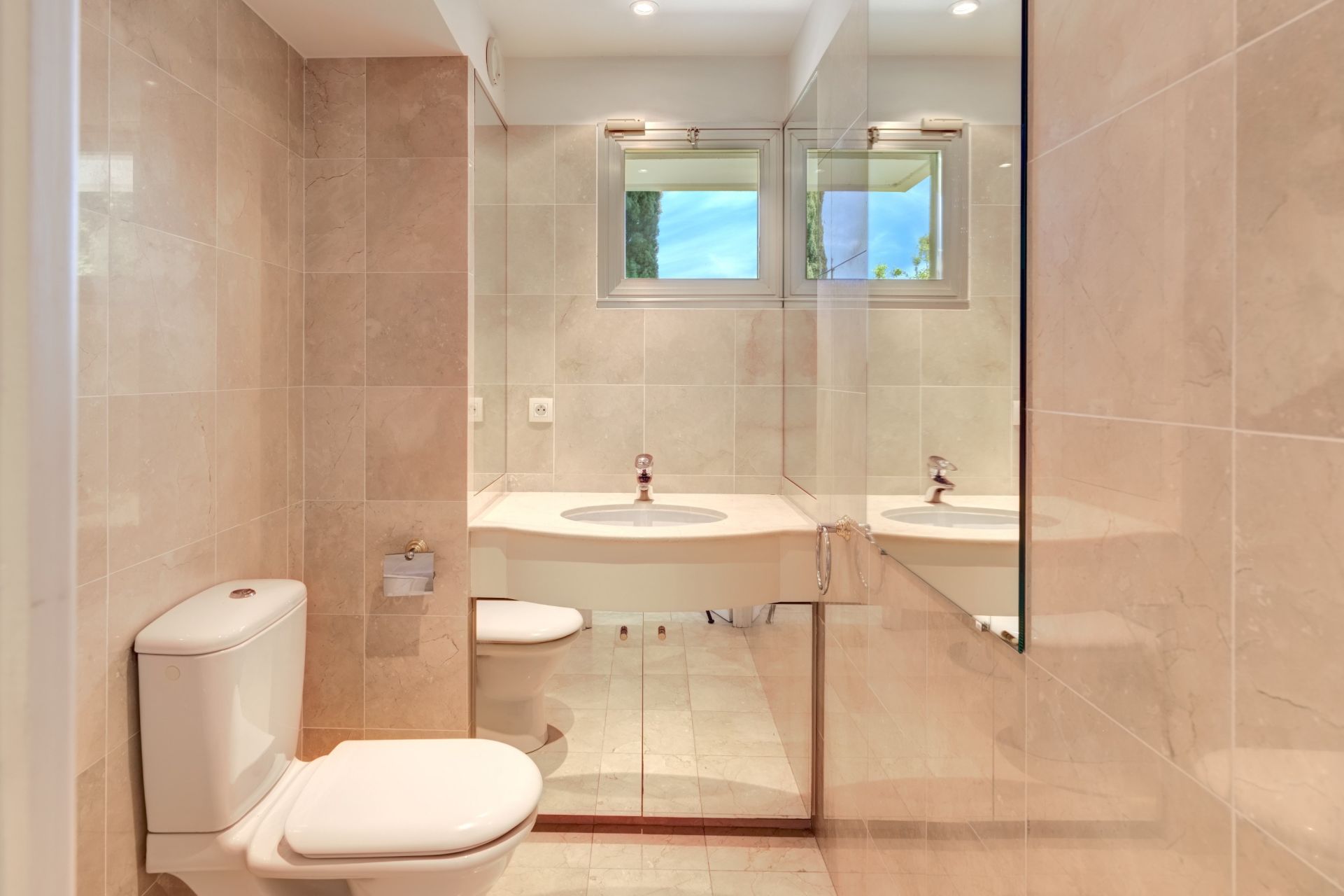 luxury apartment 5 Rooms for sale on LE CANNET (06110)