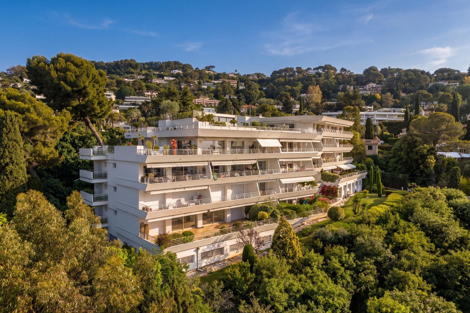 luxury apartment 5 Rooms for sale on LE CANNET (06110)