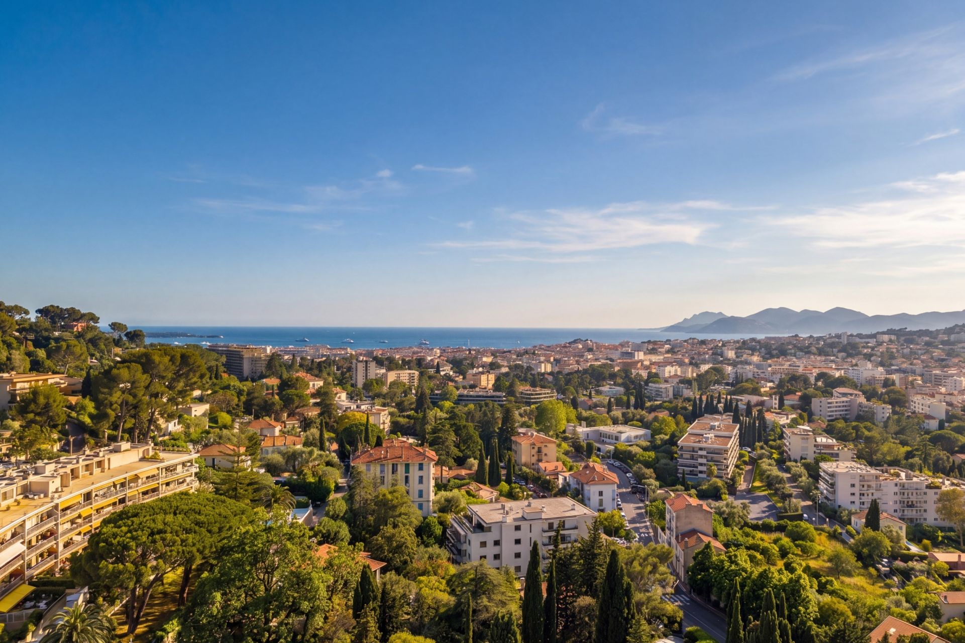luxury apartment 5 Rooms for sale on LE CANNET (06110)