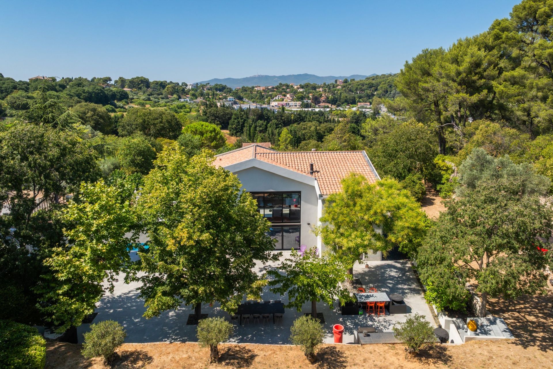 luxury house 6 Rooms for sale on MARSEILLE (13012)