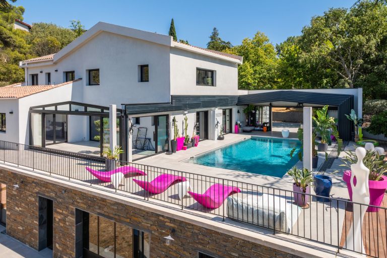 luxury house 6 Rooms for sale on MARSEILLE (13012)