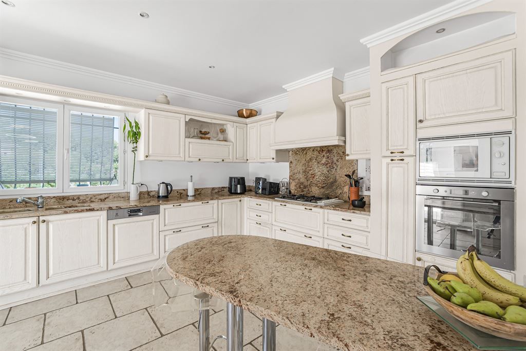 luxury villa 8 Rooms for sale on MOUANS SARTOUX (06370)