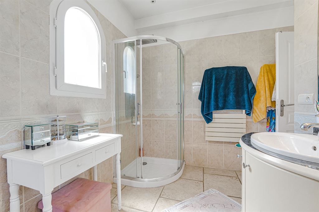 luxury villa 8 Rooms for sale on MOUANS SARTOUX (06370)
