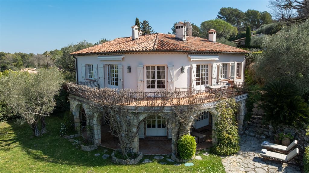 luxury villa 5 Rooms for sale on MOUGINS (06250)