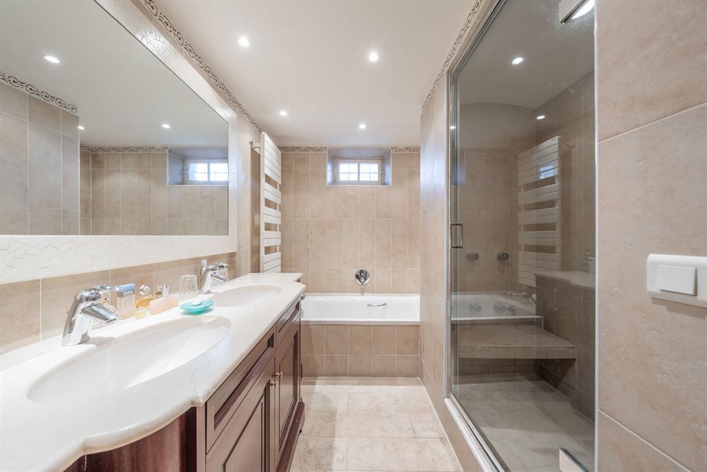 luxury villa 5 Rooms for sale on MOUGINS (06250)