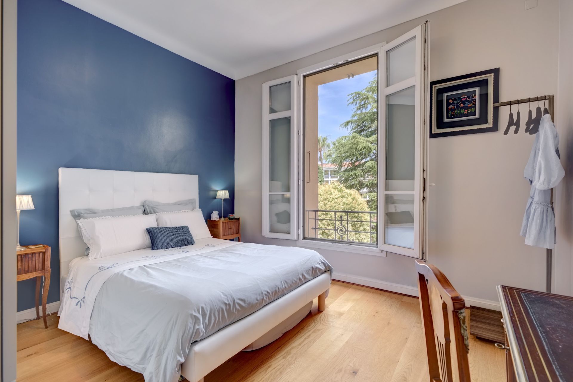 luxury apartment 4 Rooms for sale on CANNES (06400)