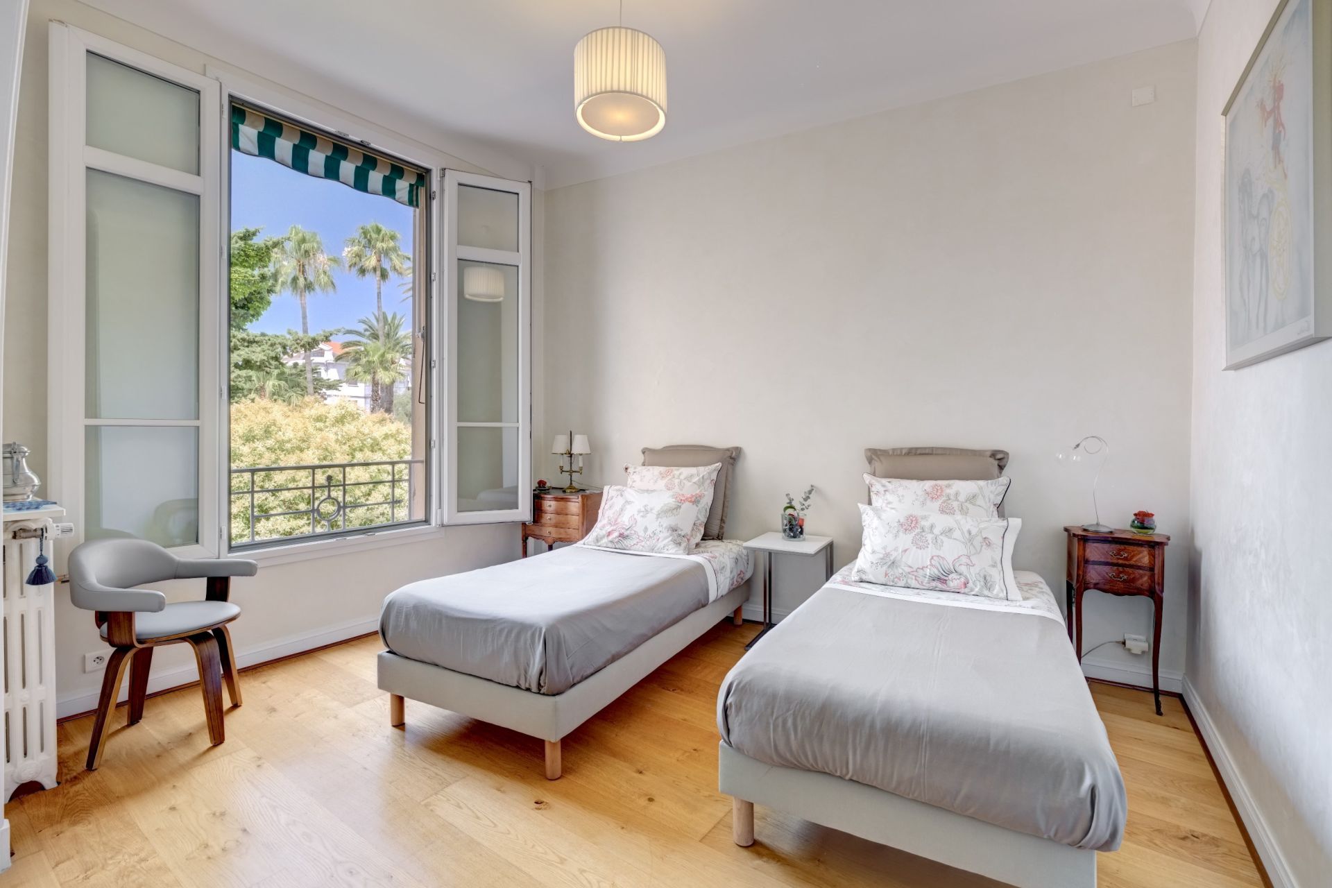 luxury apartment 4 Rooms for sale on CANNES (06400)
