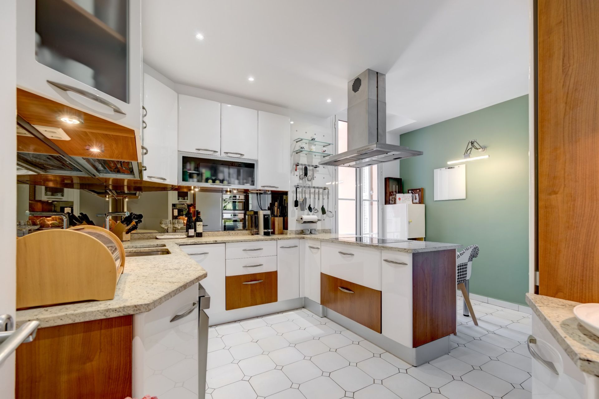 luxury apartment 4 Rooms for sale on CANNES (06400)