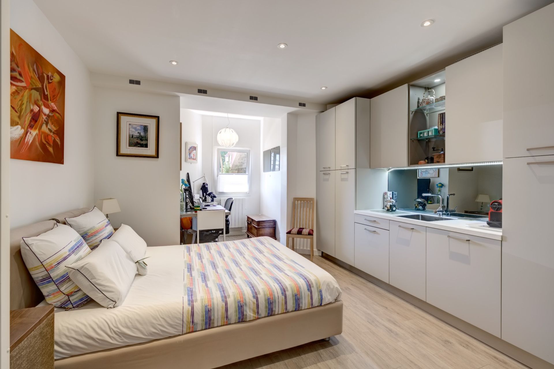 luxury apartment 4 Rooms for sale on CANNES (06400)
