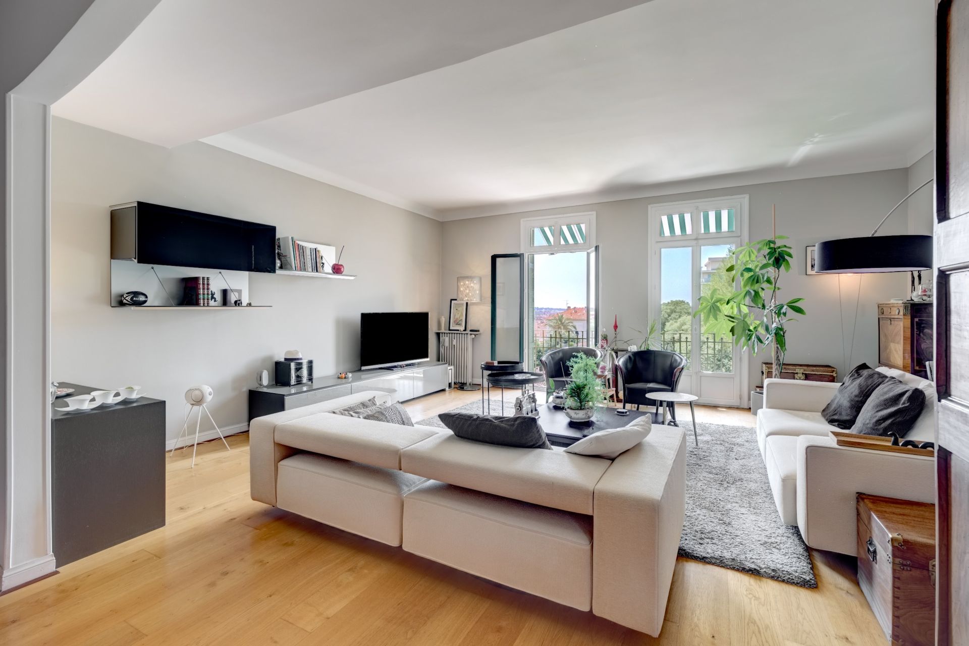 luxury apartment 4 Rooms for sale on CANNES (06400)