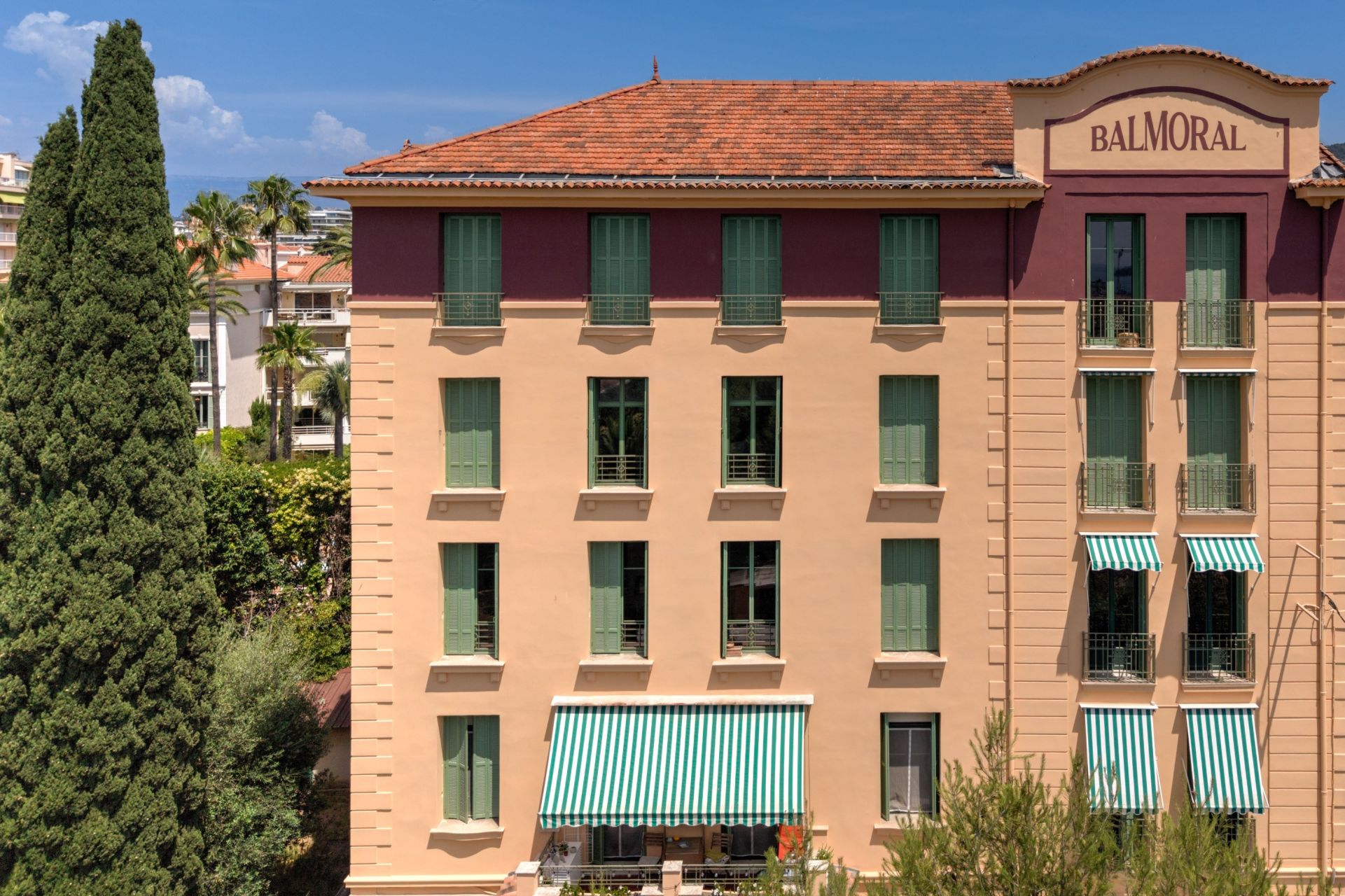 luxury apartment 4 Rooms for sale on CANNES (06400)