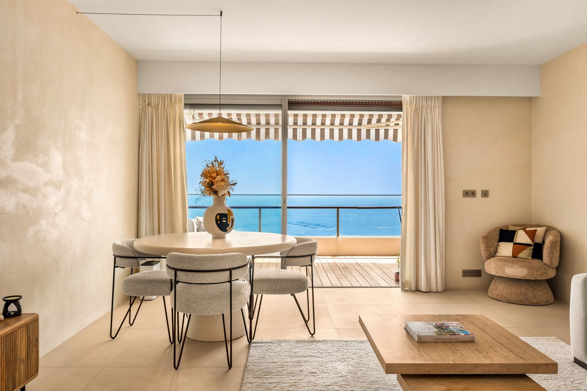 luxury apartment 3 Rooms for sale on CANNES (06400)