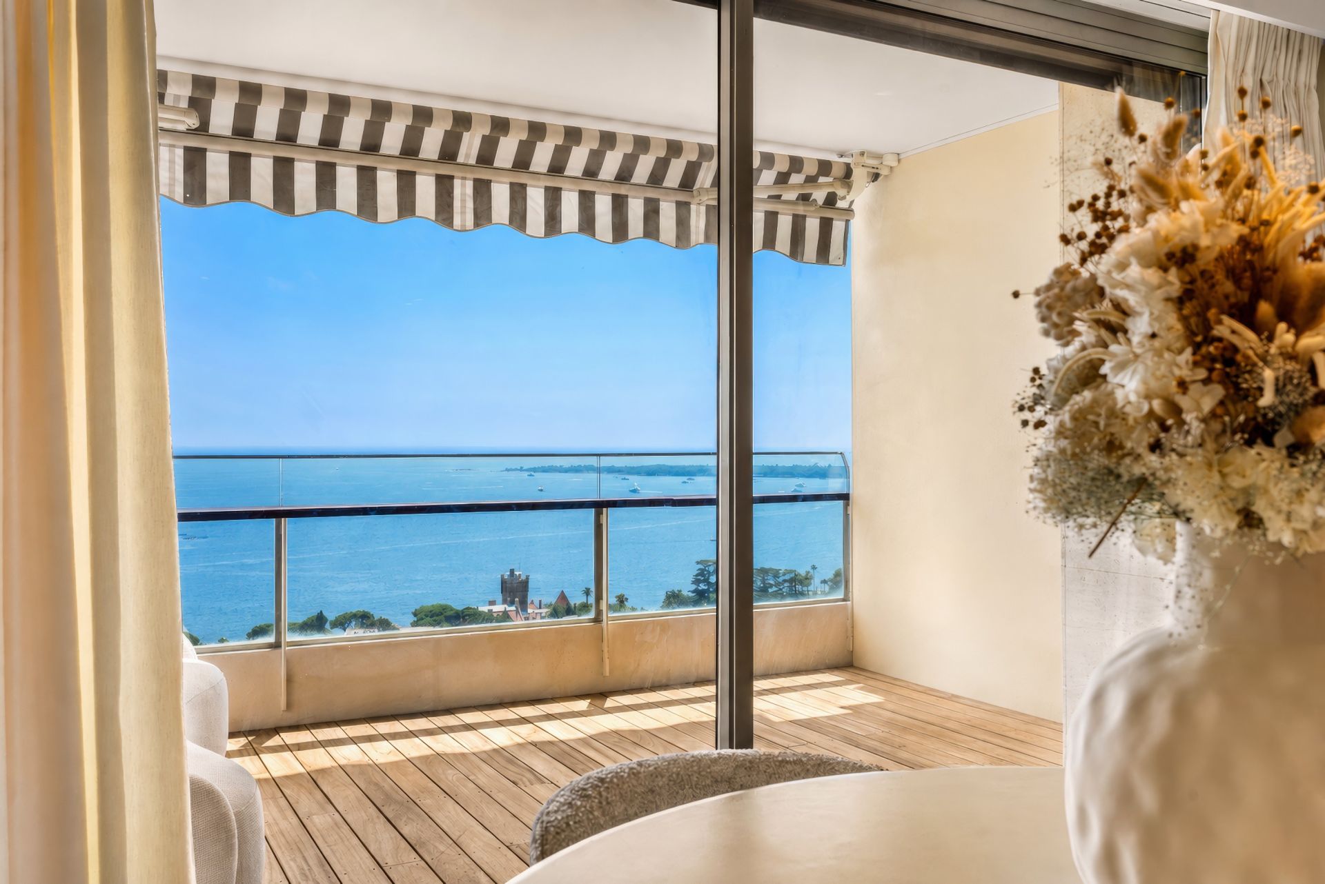 luxury apartment 3 Rooms for sale on CANNES (06400)