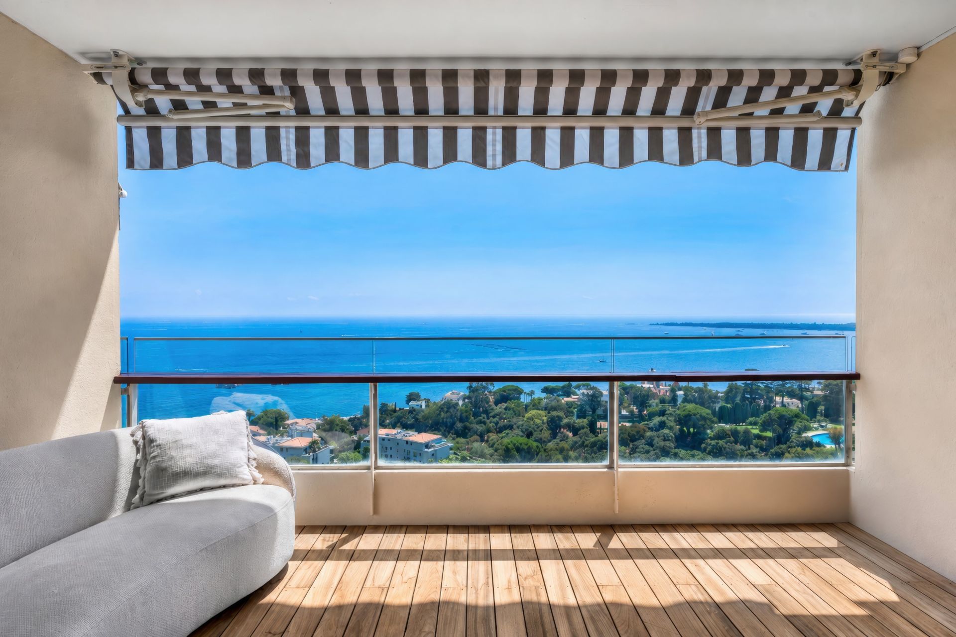 luxury apartment 3 Rooms for sale on CANNES (06400)