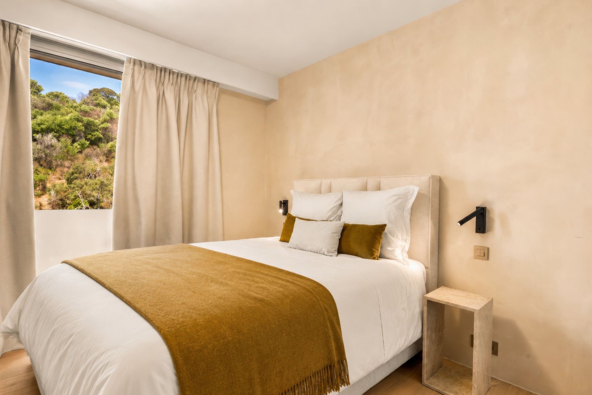luxury apartment 3 Rooms for sale on CANNES (06400)