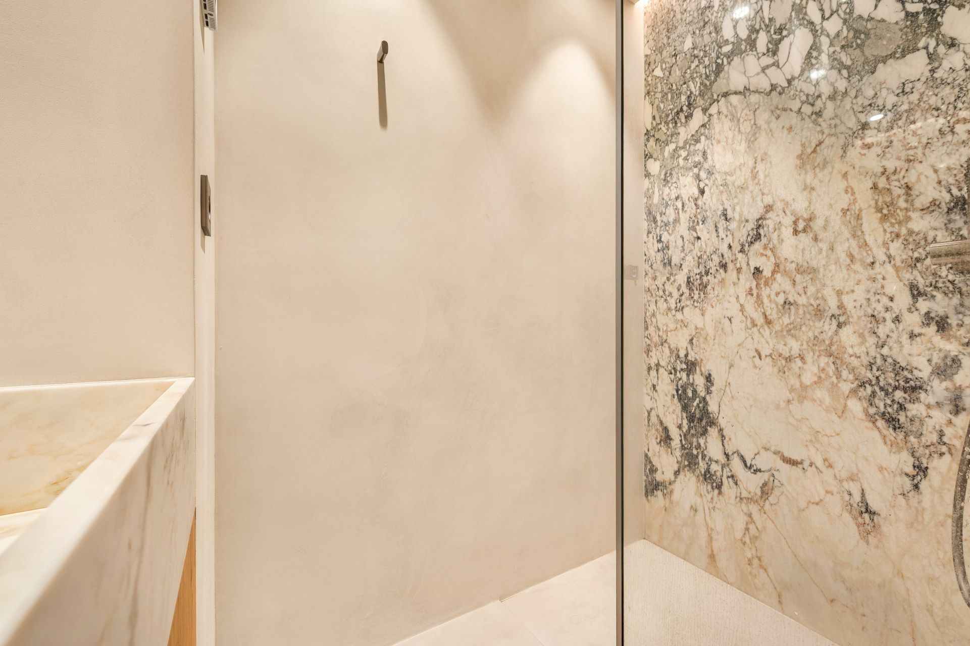 luxury apartment 3 Rooms for sale on CANNES (06400)