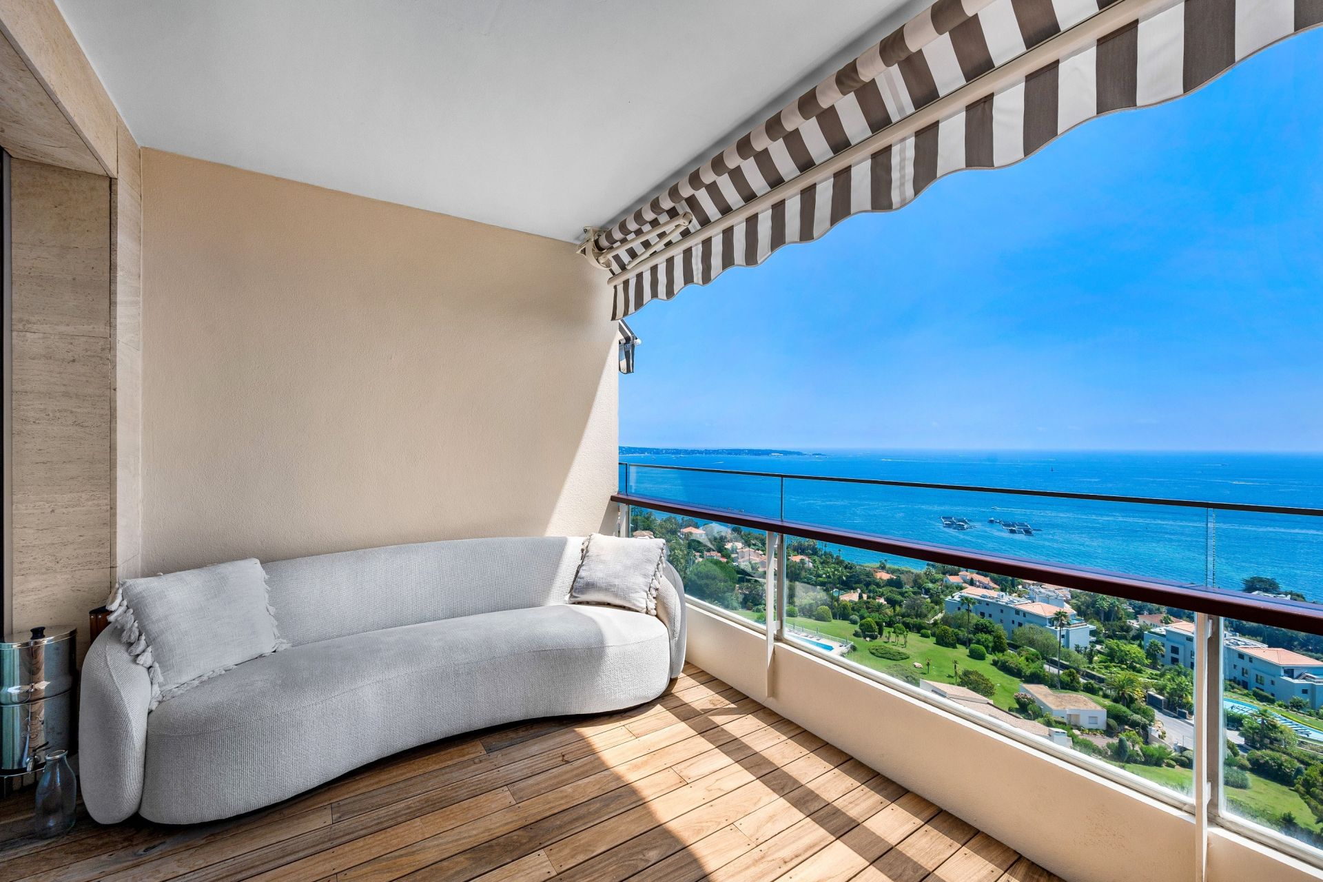 luxury apartment 3 Rooms for sale on CANNES (06400)