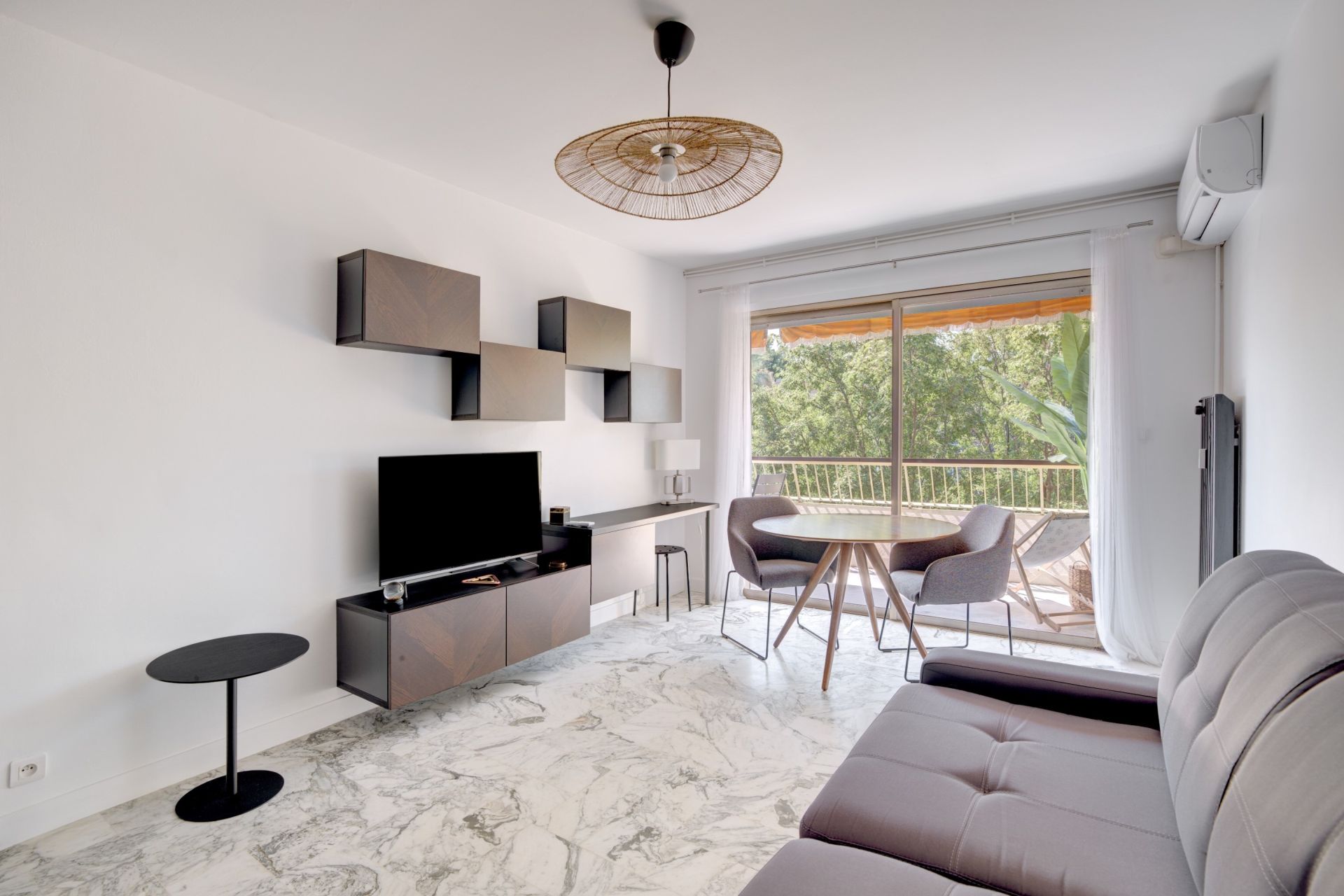 luxury apartment 2 Rooms for sale on CANNES (06400)