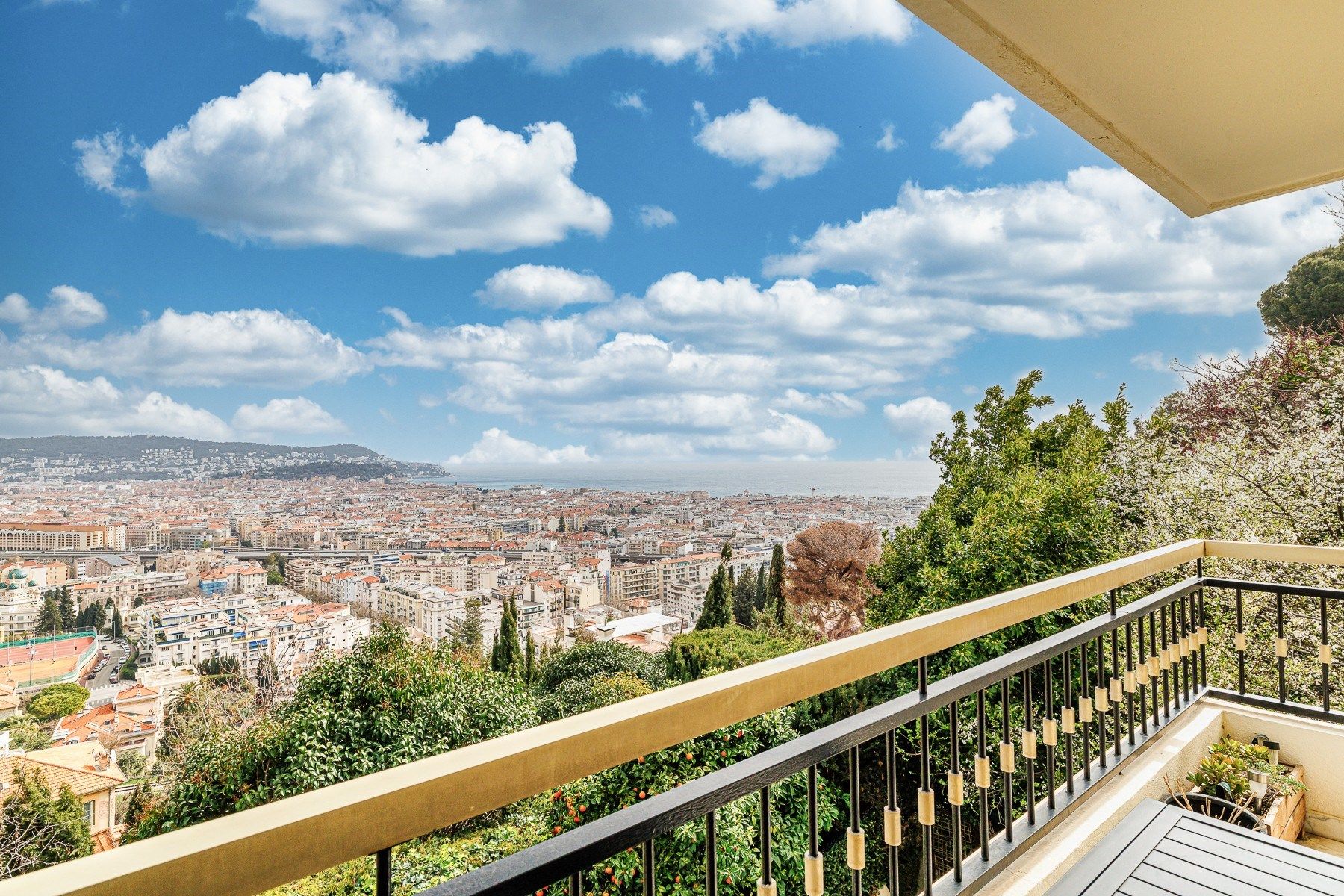 luxury apartment 5 Rooms for sale on NICE (06000)