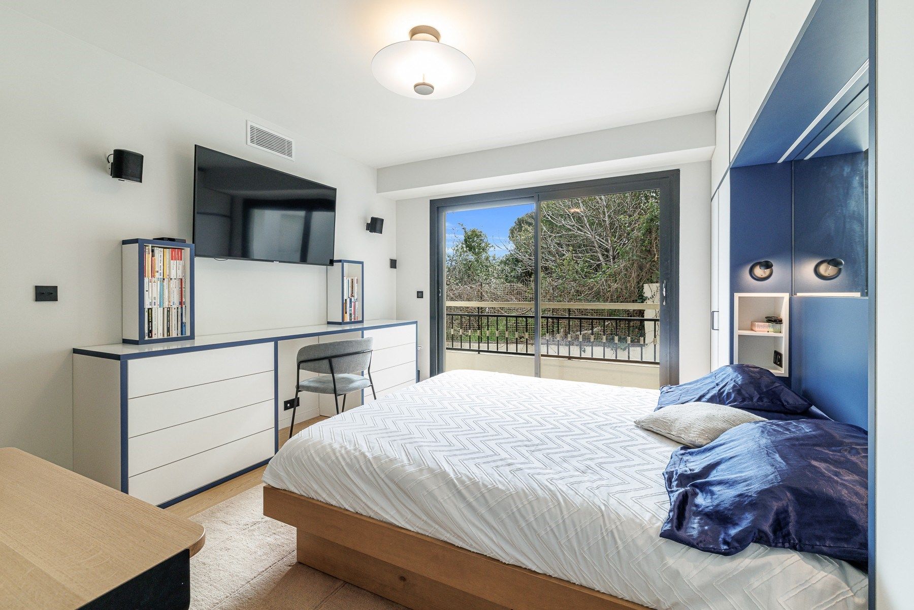 luxury apartment 5 Rooms for sale on NICE (06000)