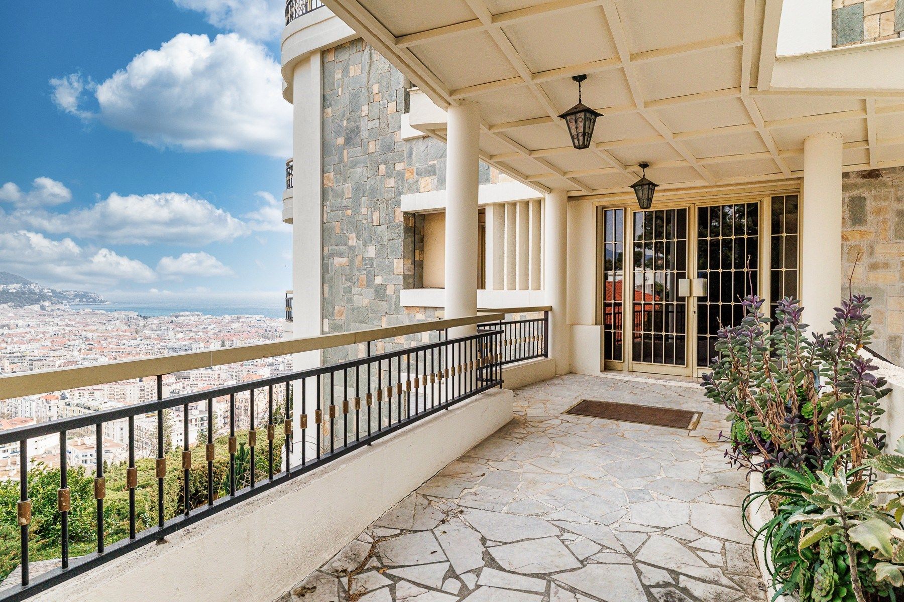 luxury apartment 5 Rooms for sale on NICE (06000)