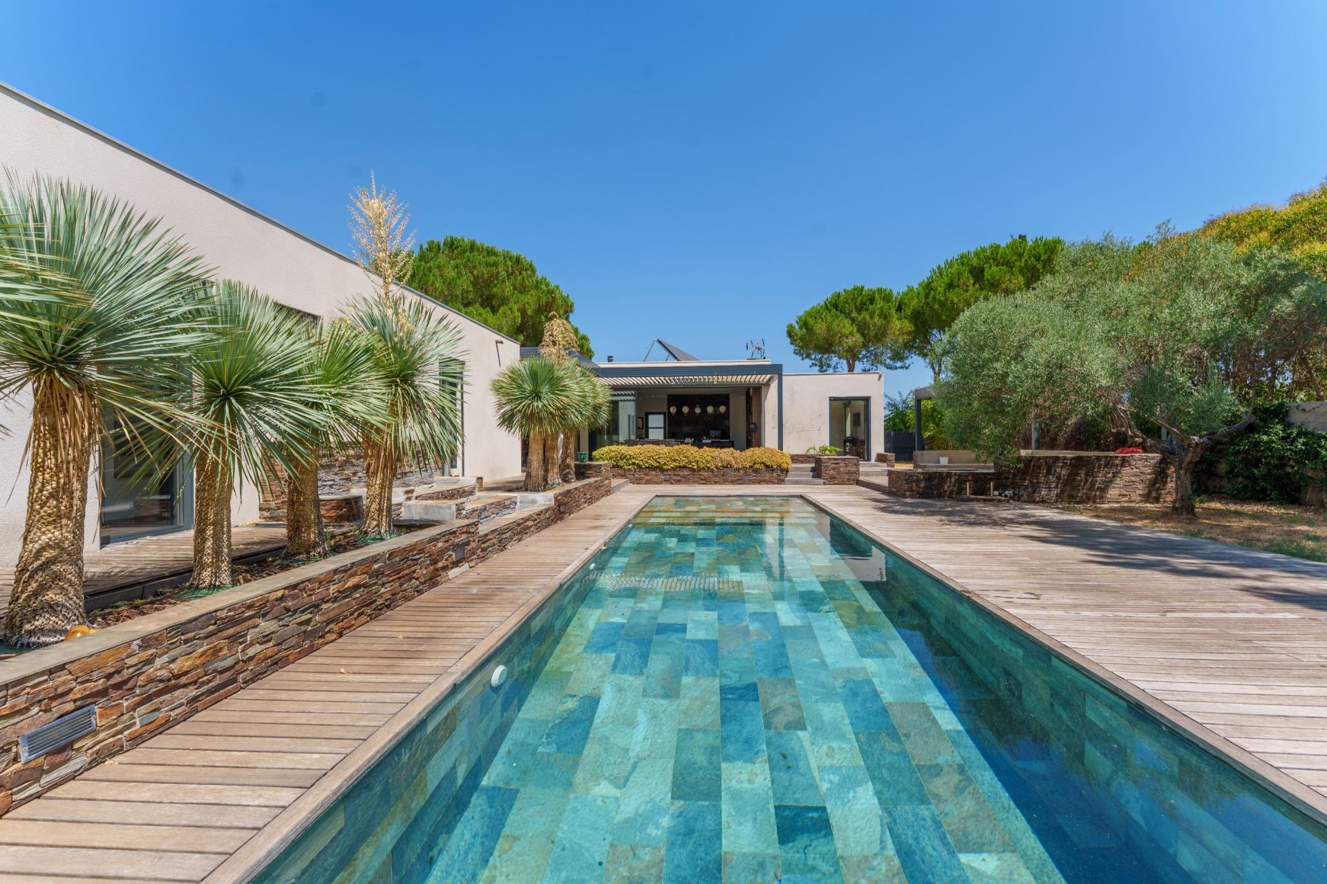 luxury villa 4 Rooms for sale on BAILLARGUES (34670)