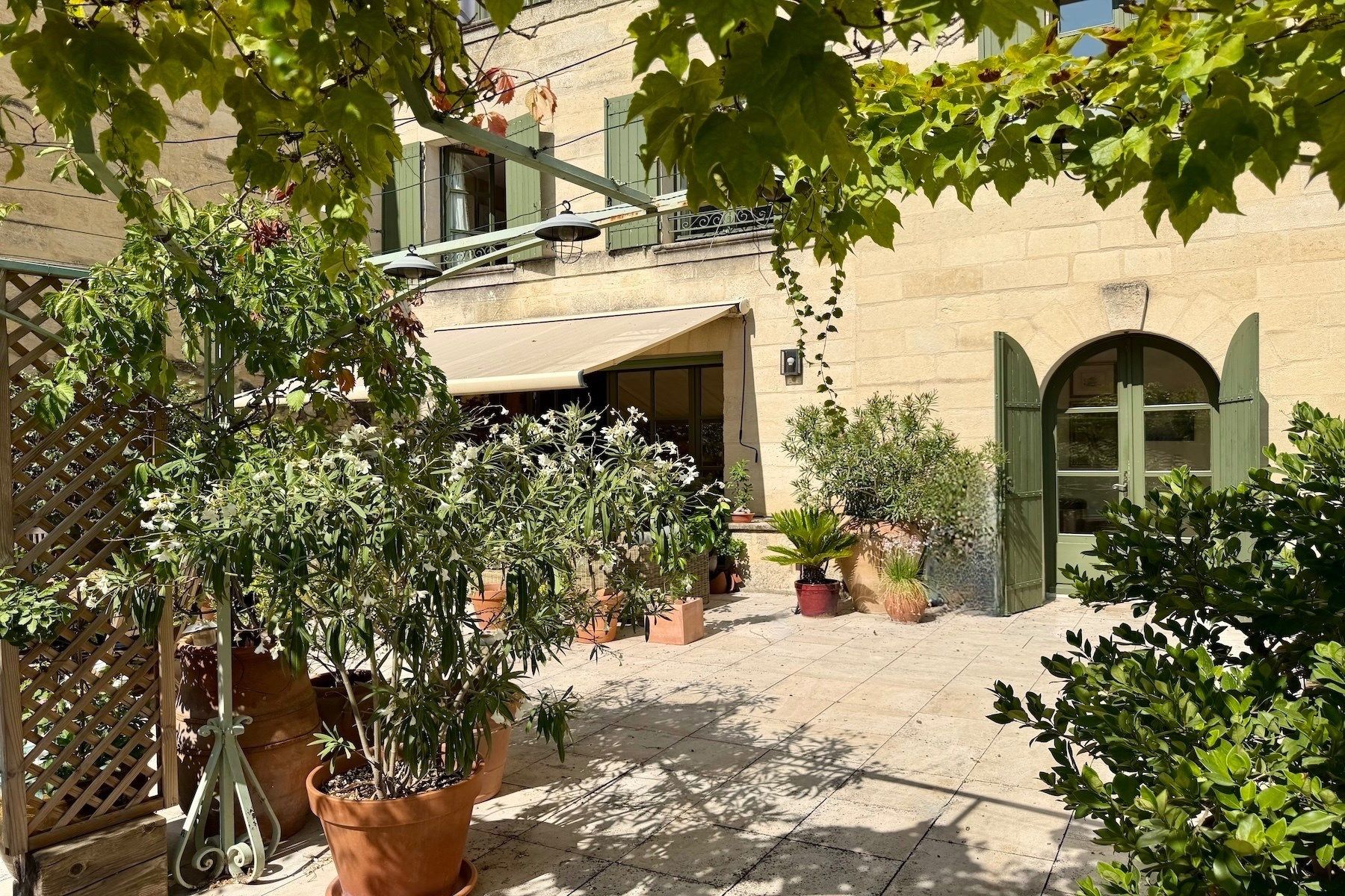 luxury apartment 6 Rooms for sale on UZES (30700)