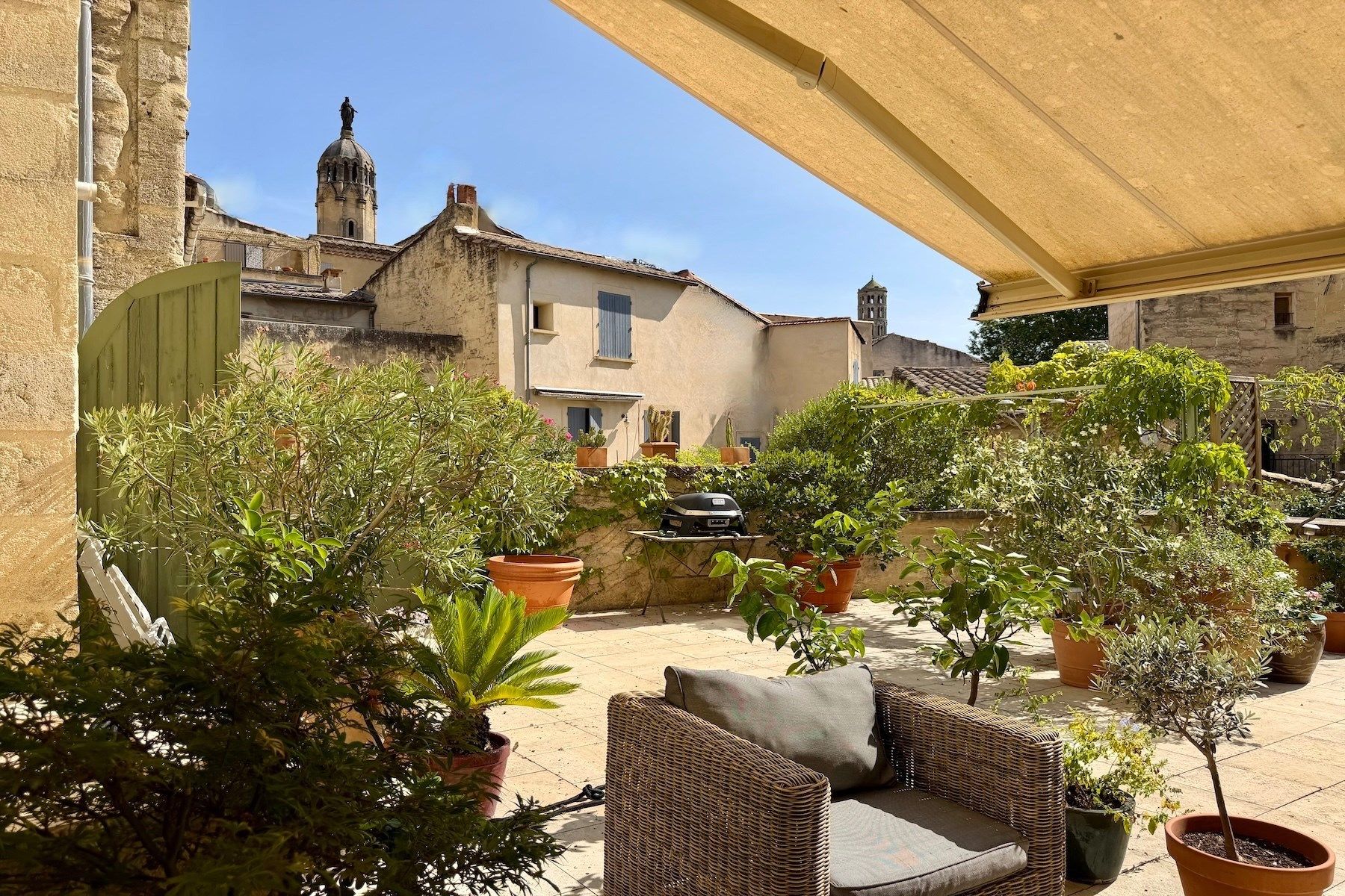 luxury apartment 6 Rooms for sale on UZES (30700)