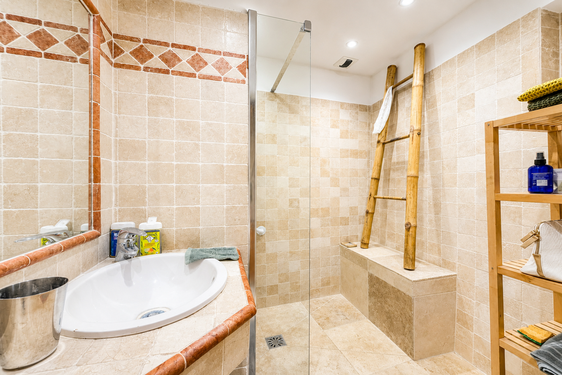 luxury apartment 6 Rooms for sale on UZES (30700)