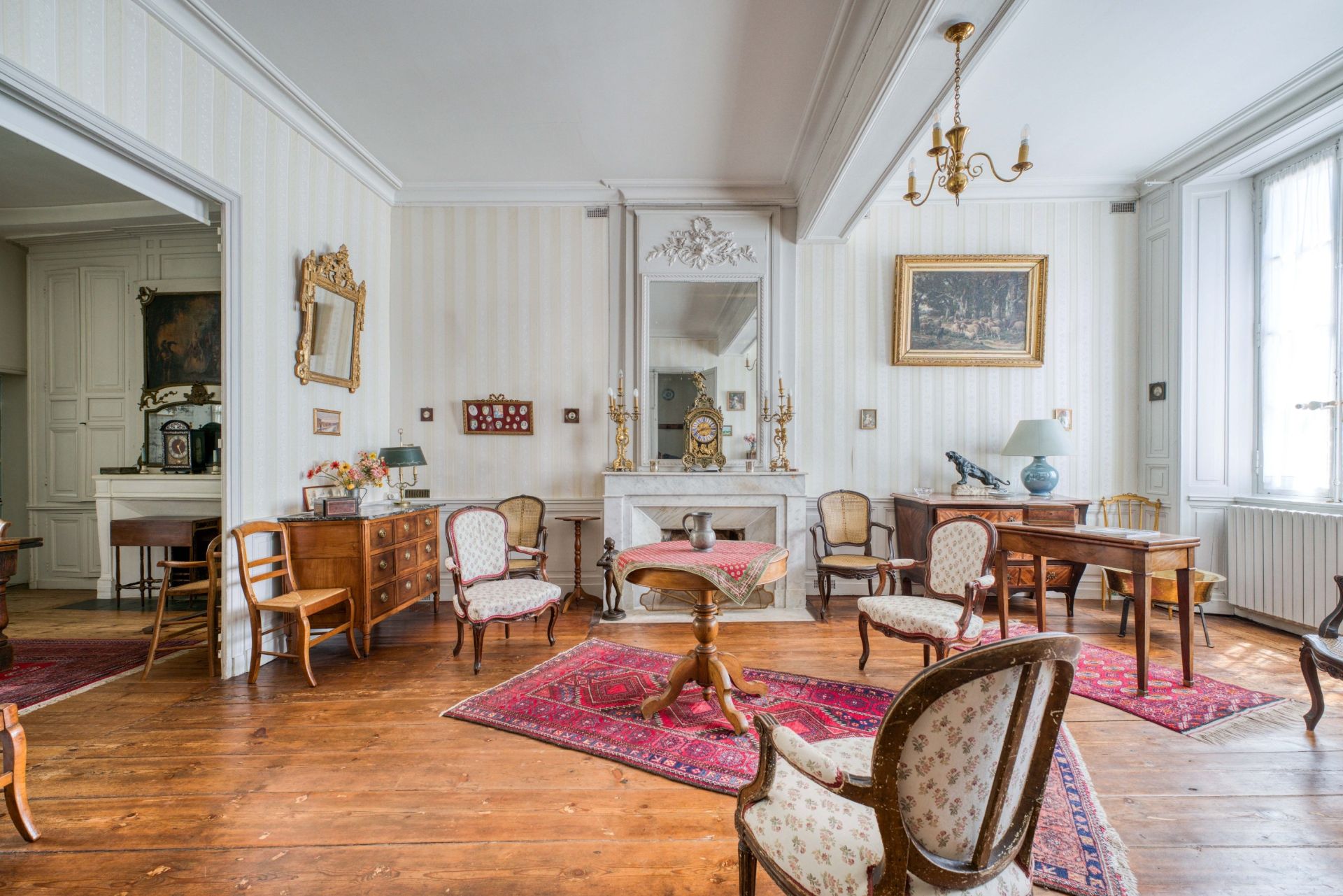 luxury house 8 Rooms for sale on LA ROCHELLE (17000)