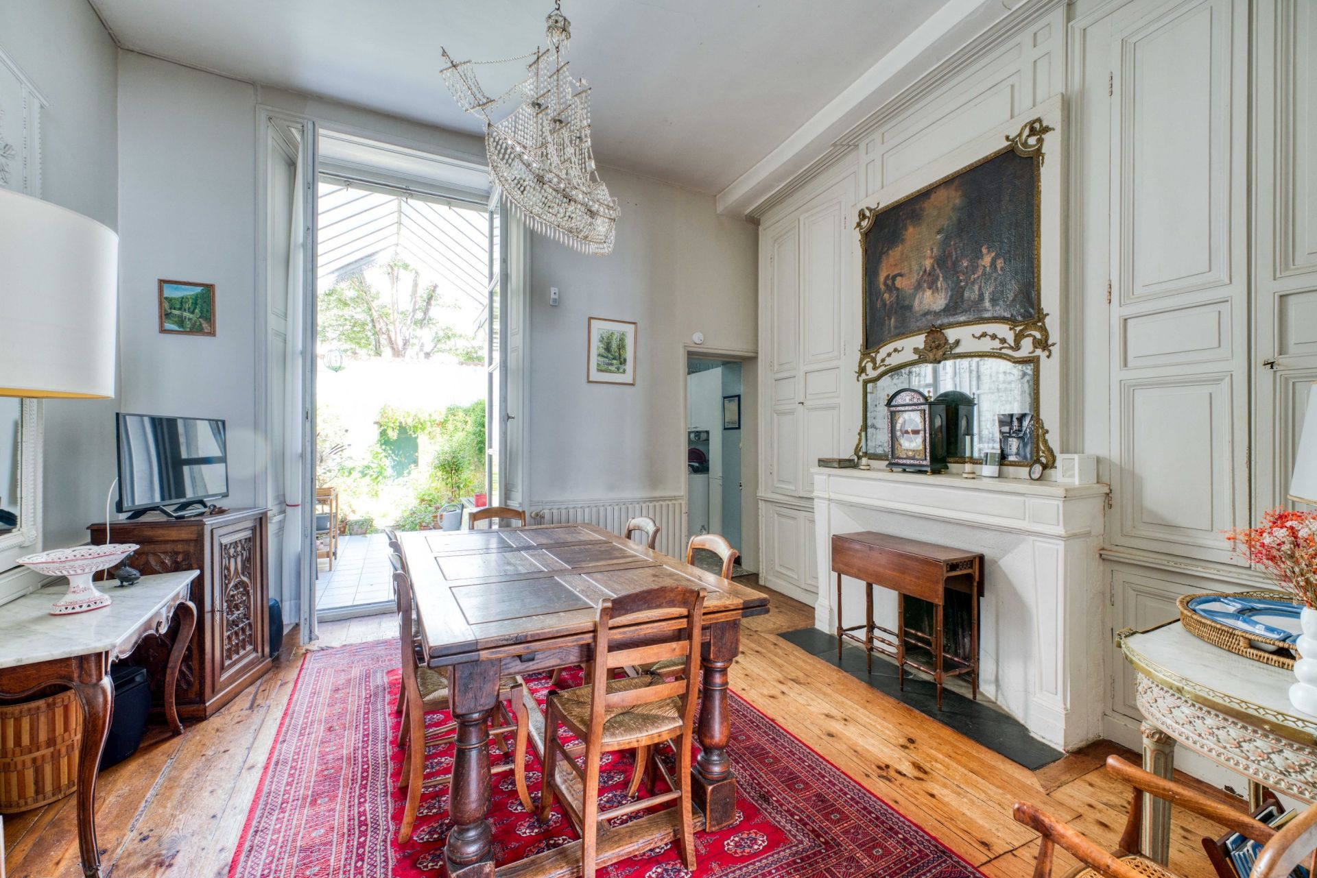 luxury house 8 Rooms for sale on LA ROCHELLE (17000)