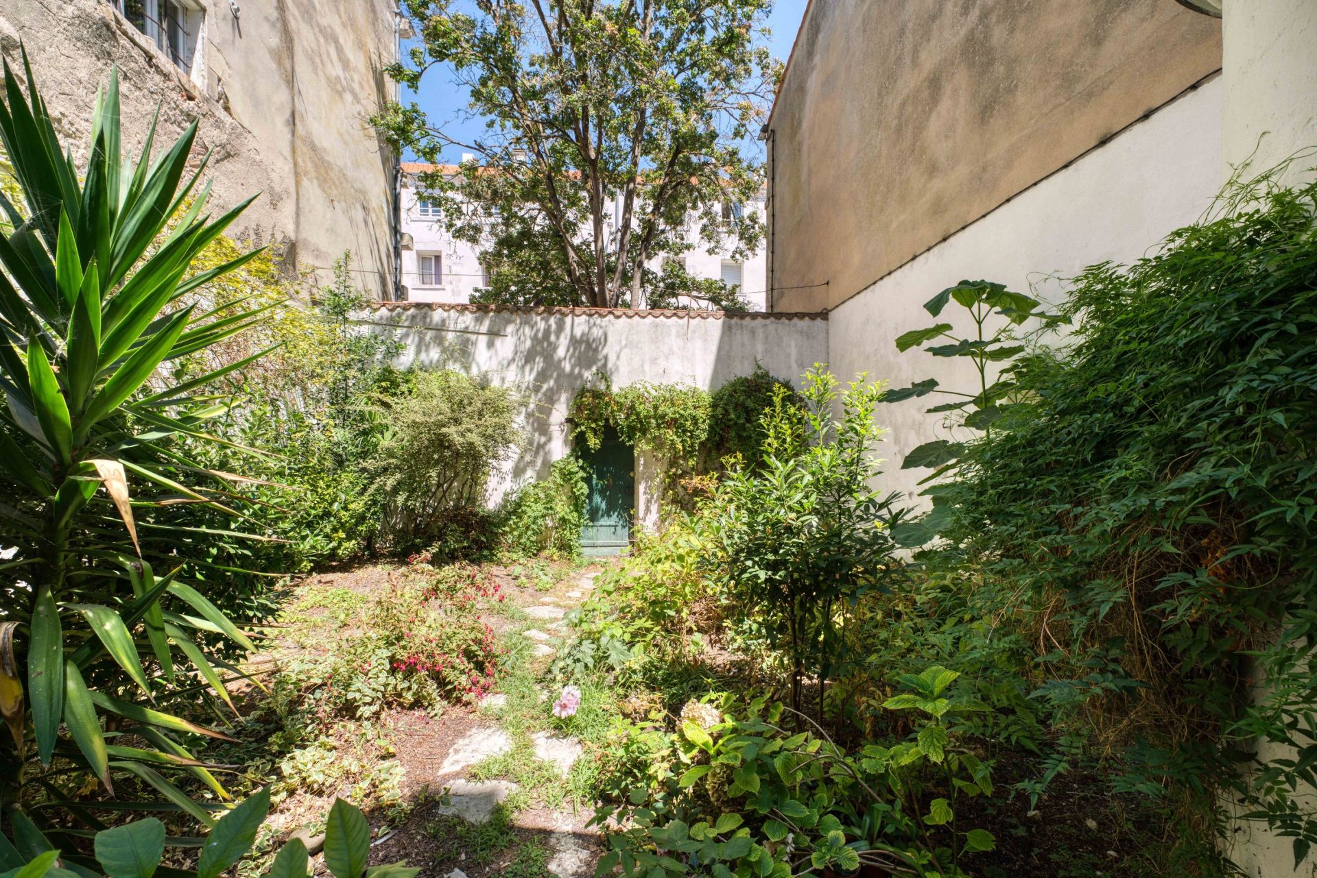 luxury house 8 Rooms for sale on LA ROCHELLE (17000)