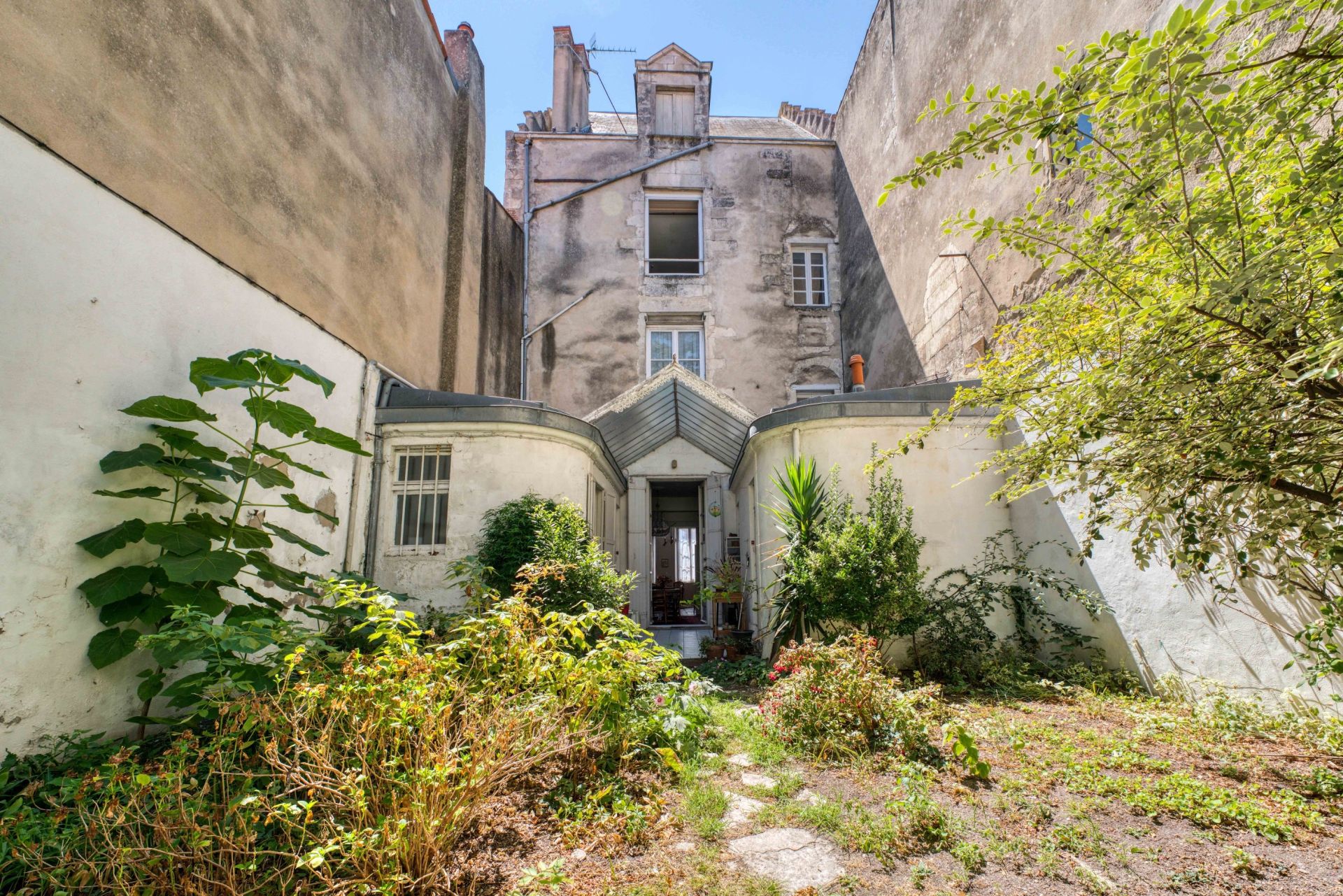 luxury house 8 Rooms for sale on LA ROCHELLE (17000)