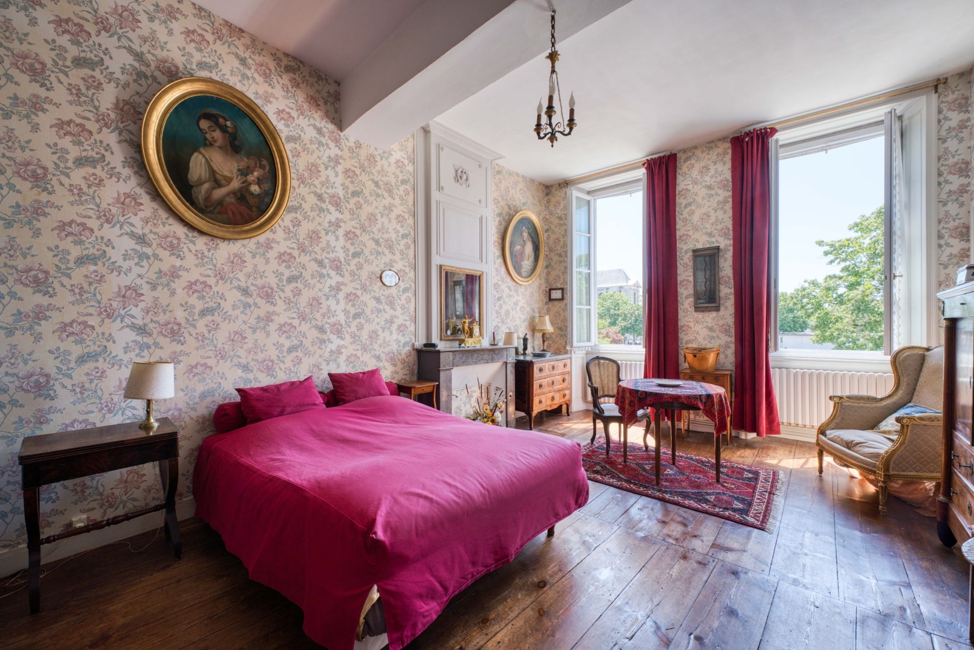 luxury house 8 Rooms for sale on LA ROCHELLE (17000)