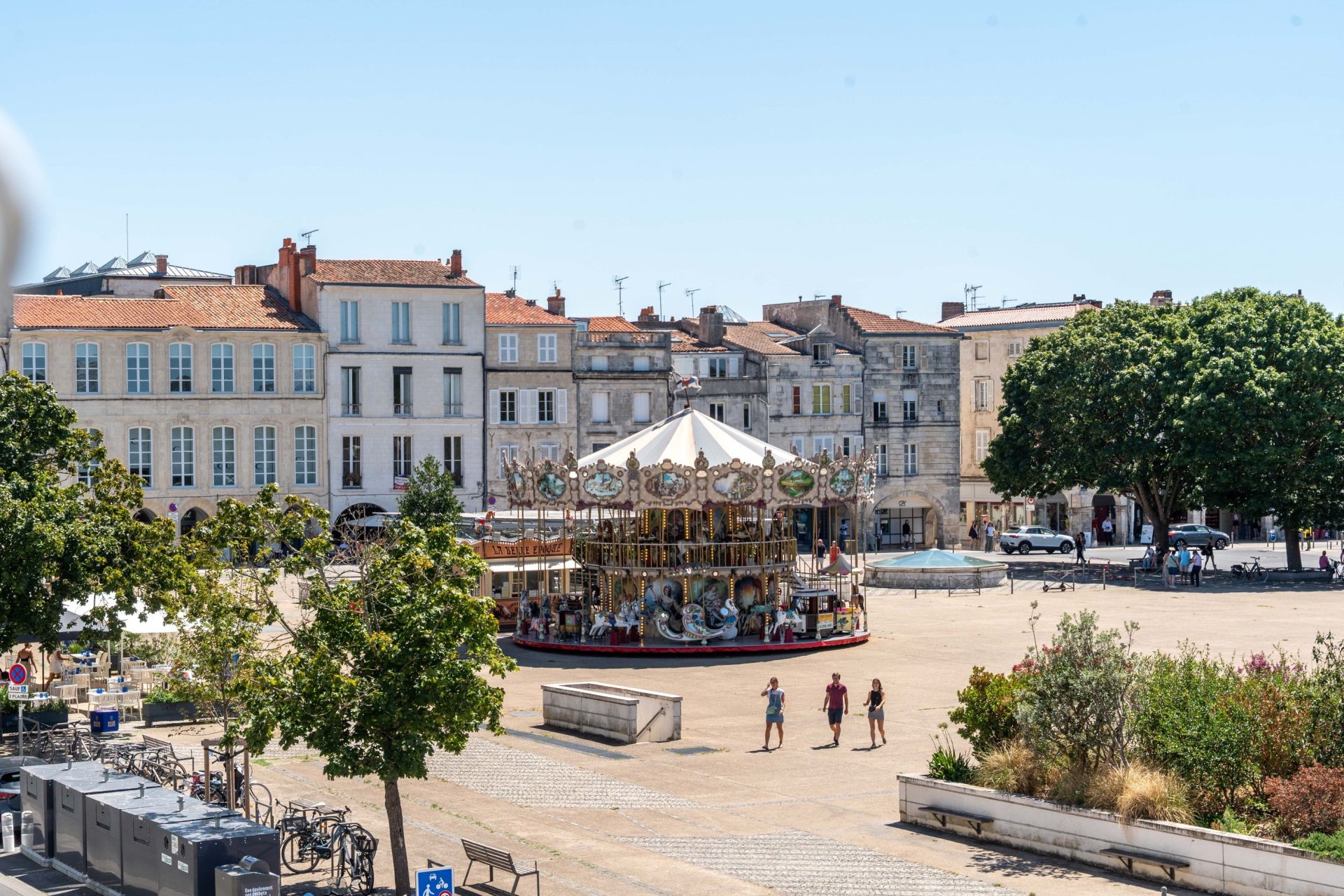 luxury house 8 Rooms for sale on LA ROCHELLE (17000)