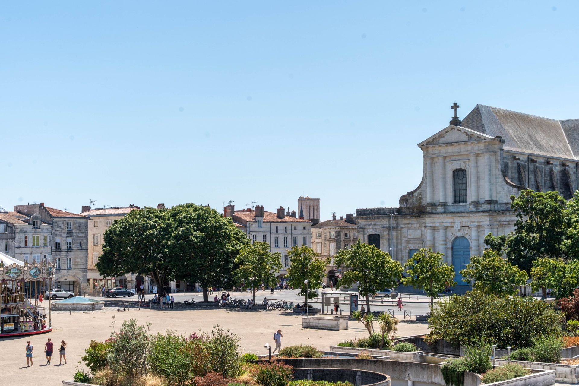 luxury house 8 Rooms for sale on LA ROCHELLE (17000)