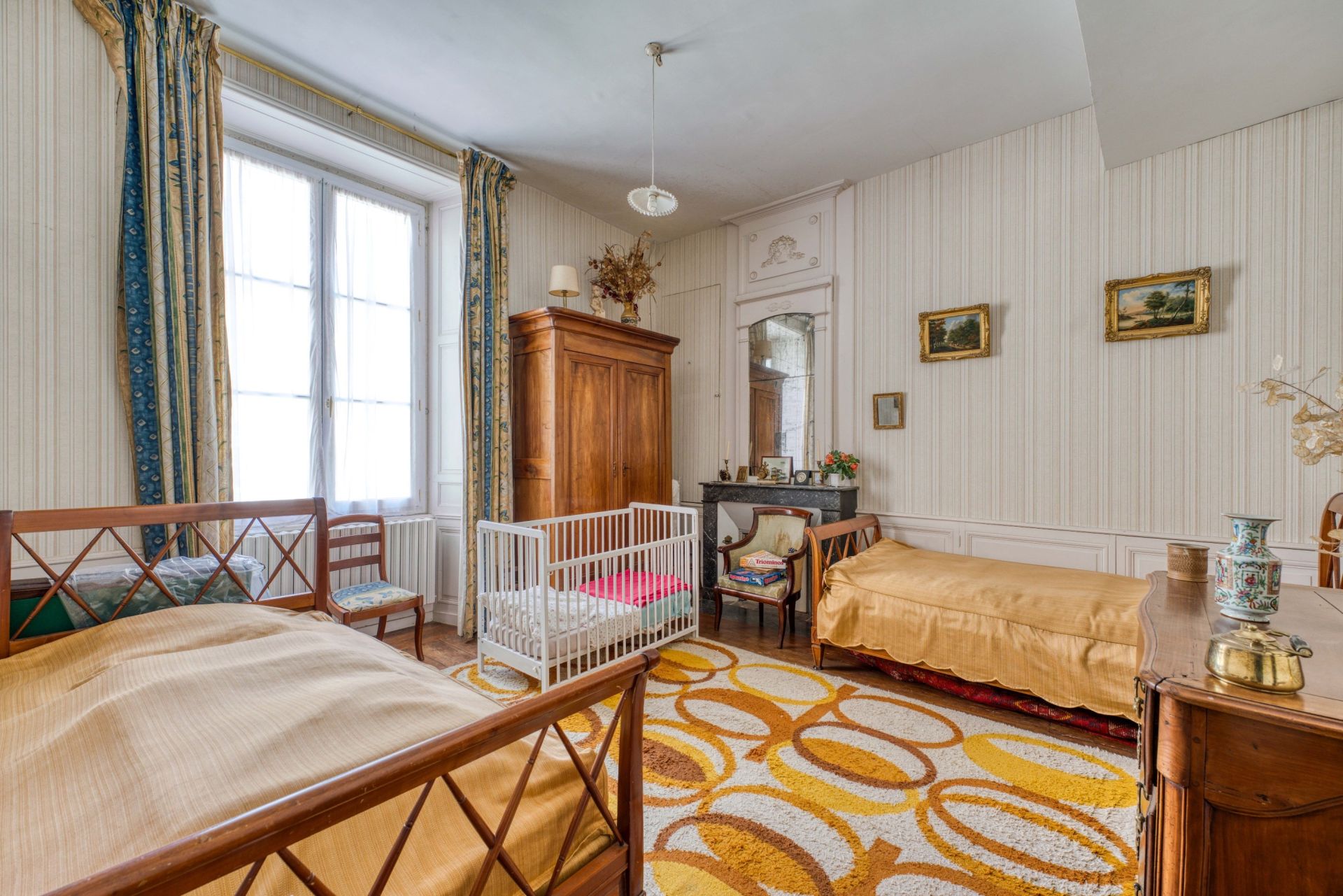 luxury house 8 Rooms for sale on LA ROCHELLE (17000)