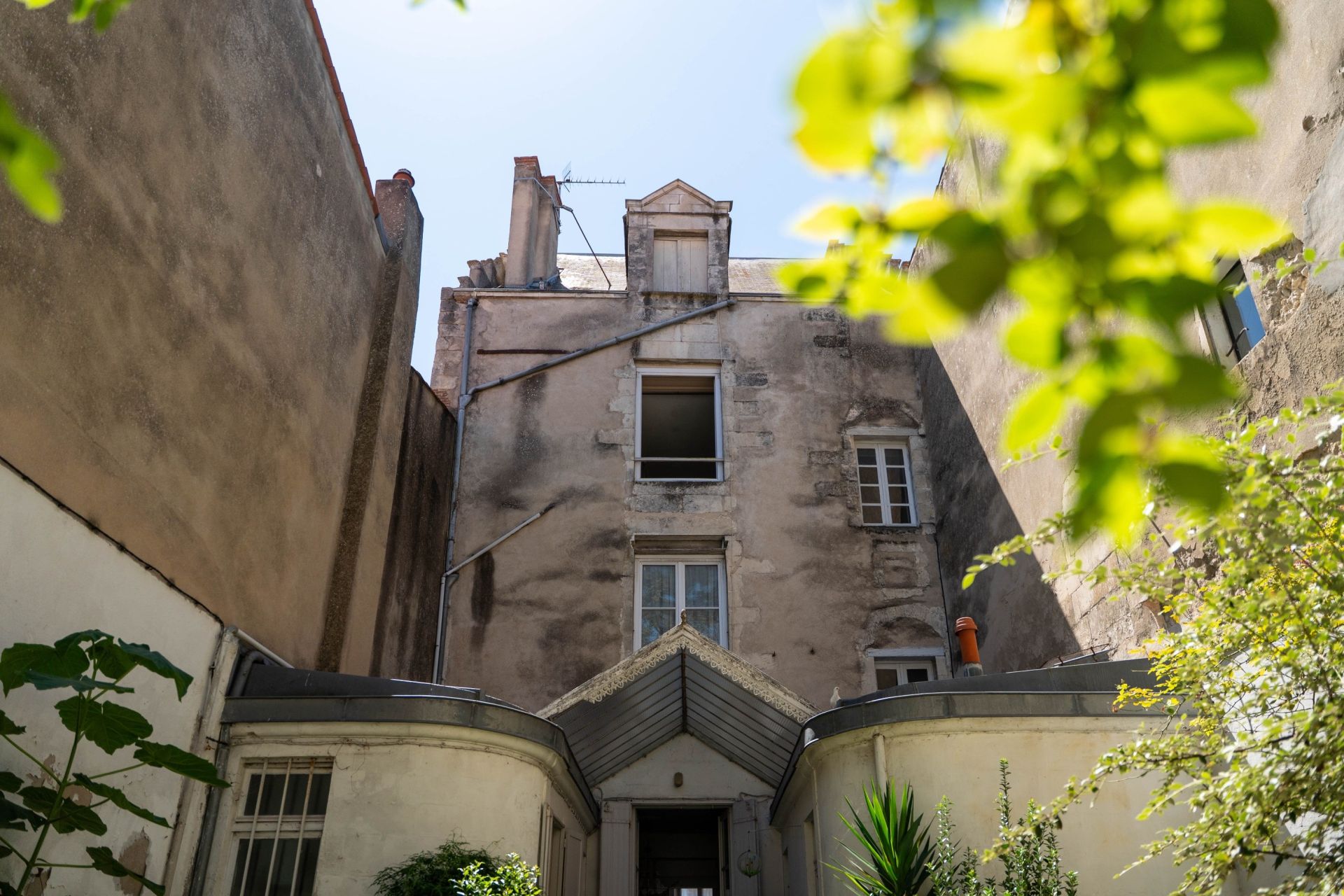 luxury house 8 Rooms for sale on LA ROCHELLE (17000)
