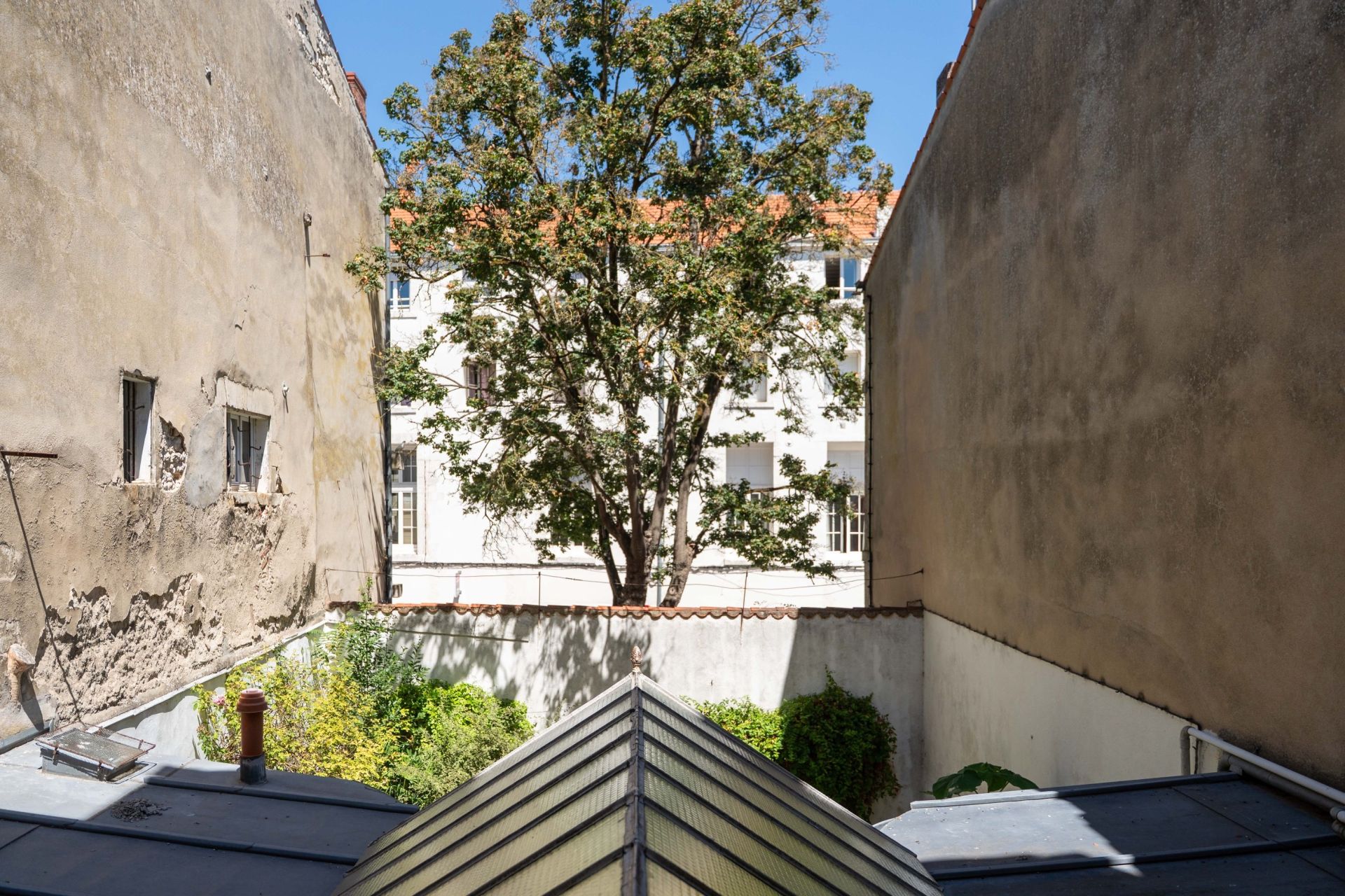 luxury house 8 Rooms for sale on LA ROCHELLE (17000)