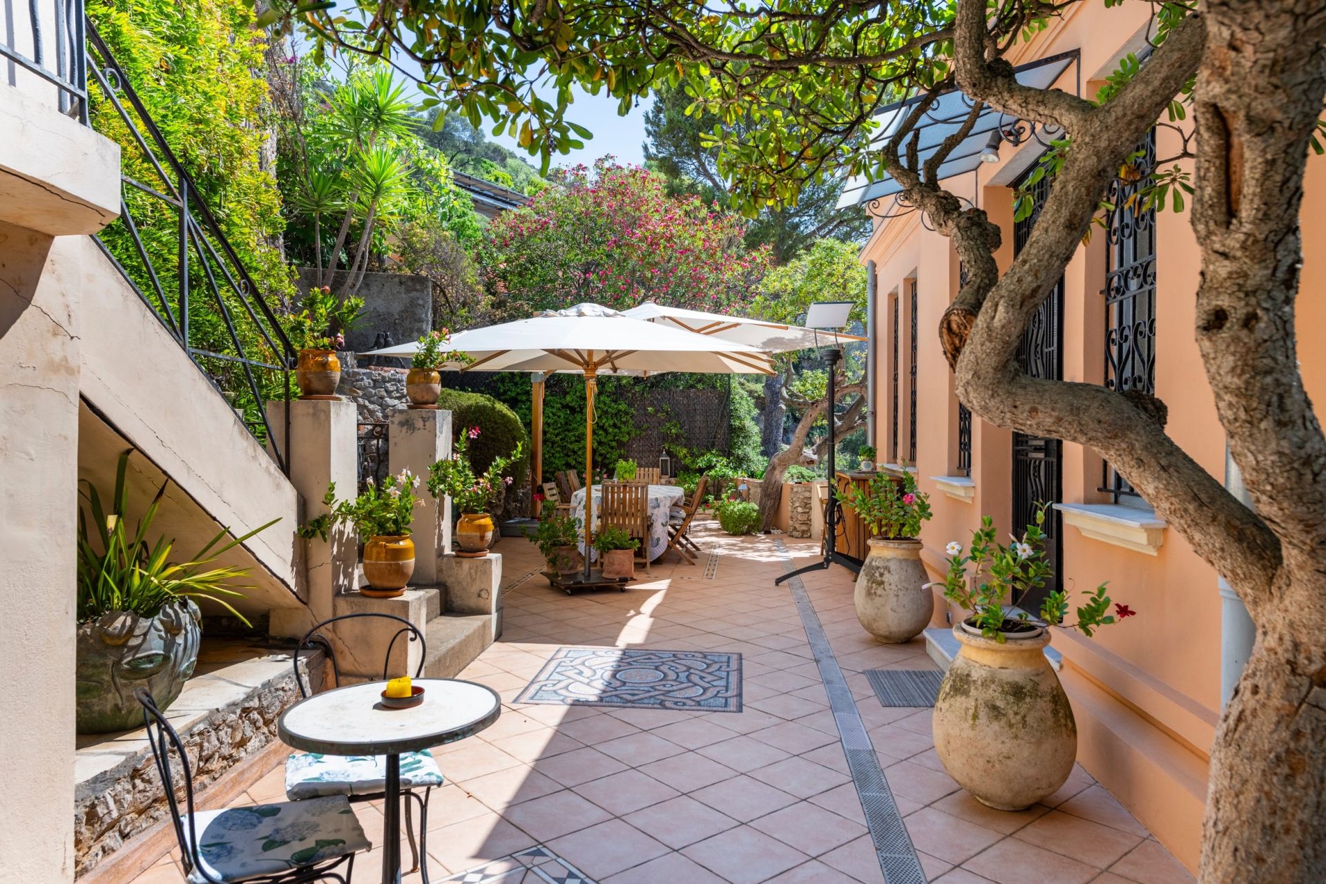 luxury villa 6 Rooms for sale on NICE (06000)