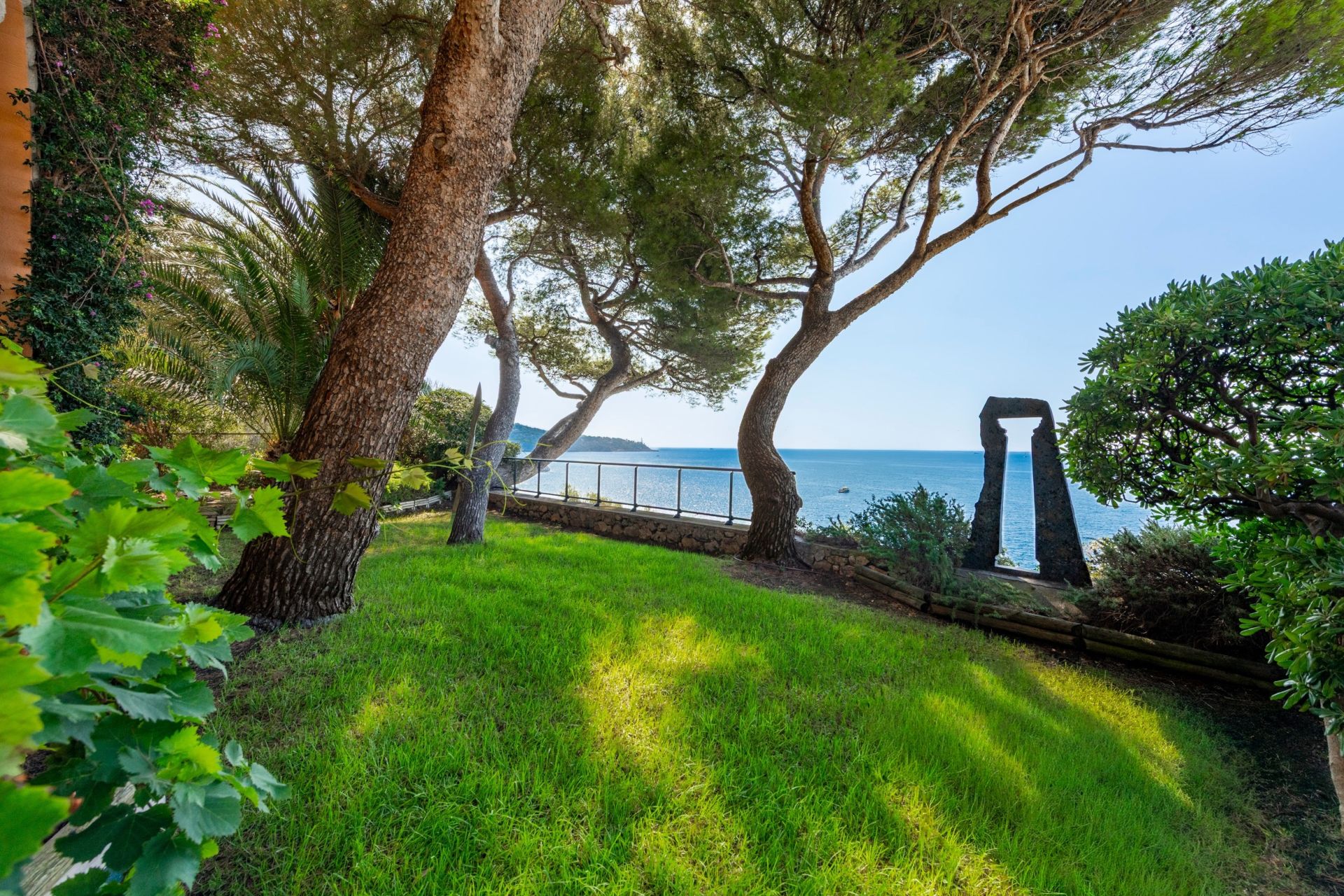 luxury villa 6 Rooms for sale on NICE (06000)