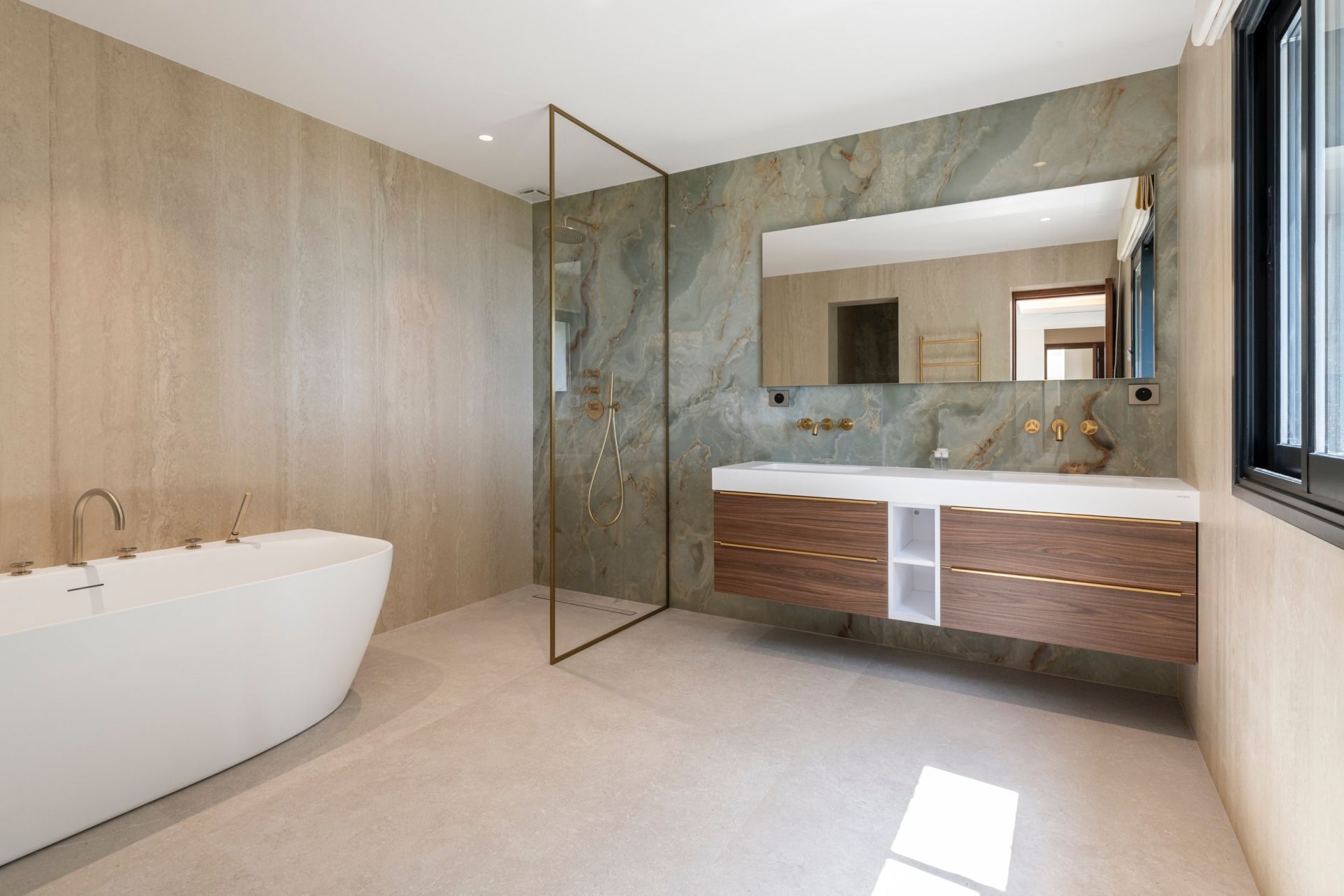 luxury villa 6 Rooms for sale on BEAUSOLEIL (06240)