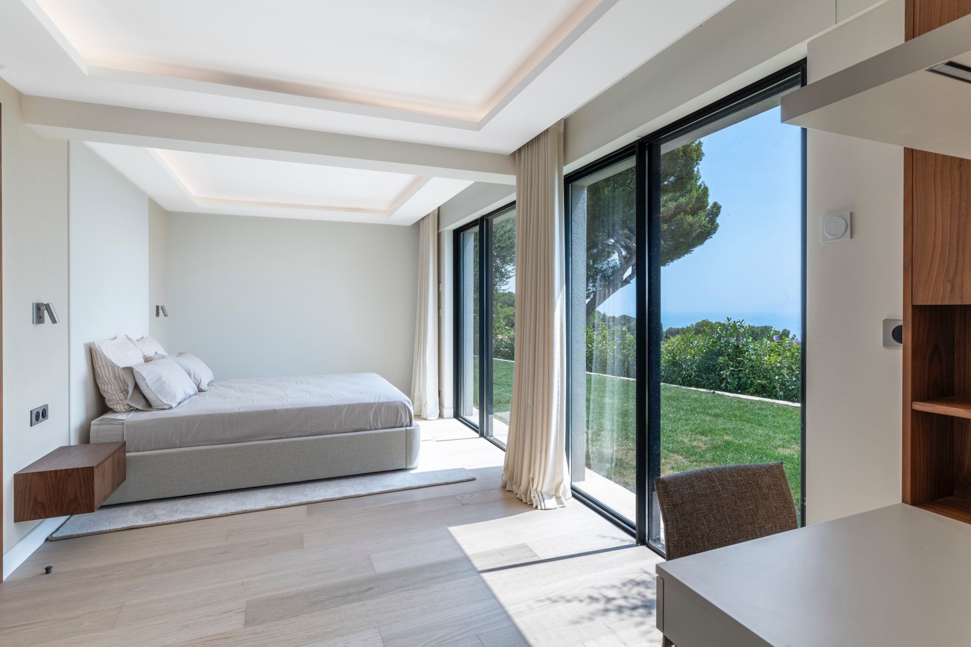 luxury villa 6 Rooms for sale on BEAUSOLEIL (06240)