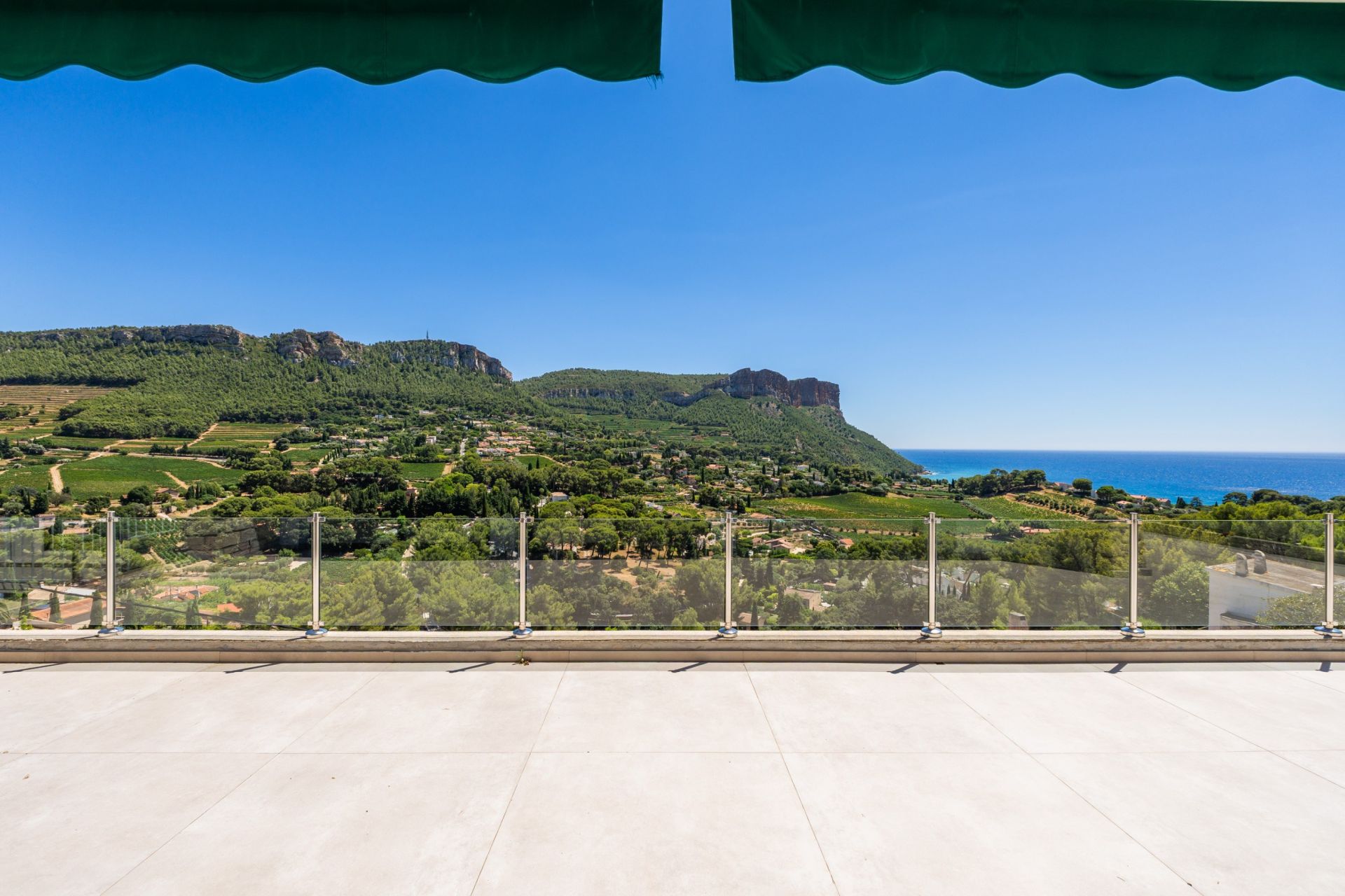 luxury apartment 5 Rooms for sale on CASSIS (13260)