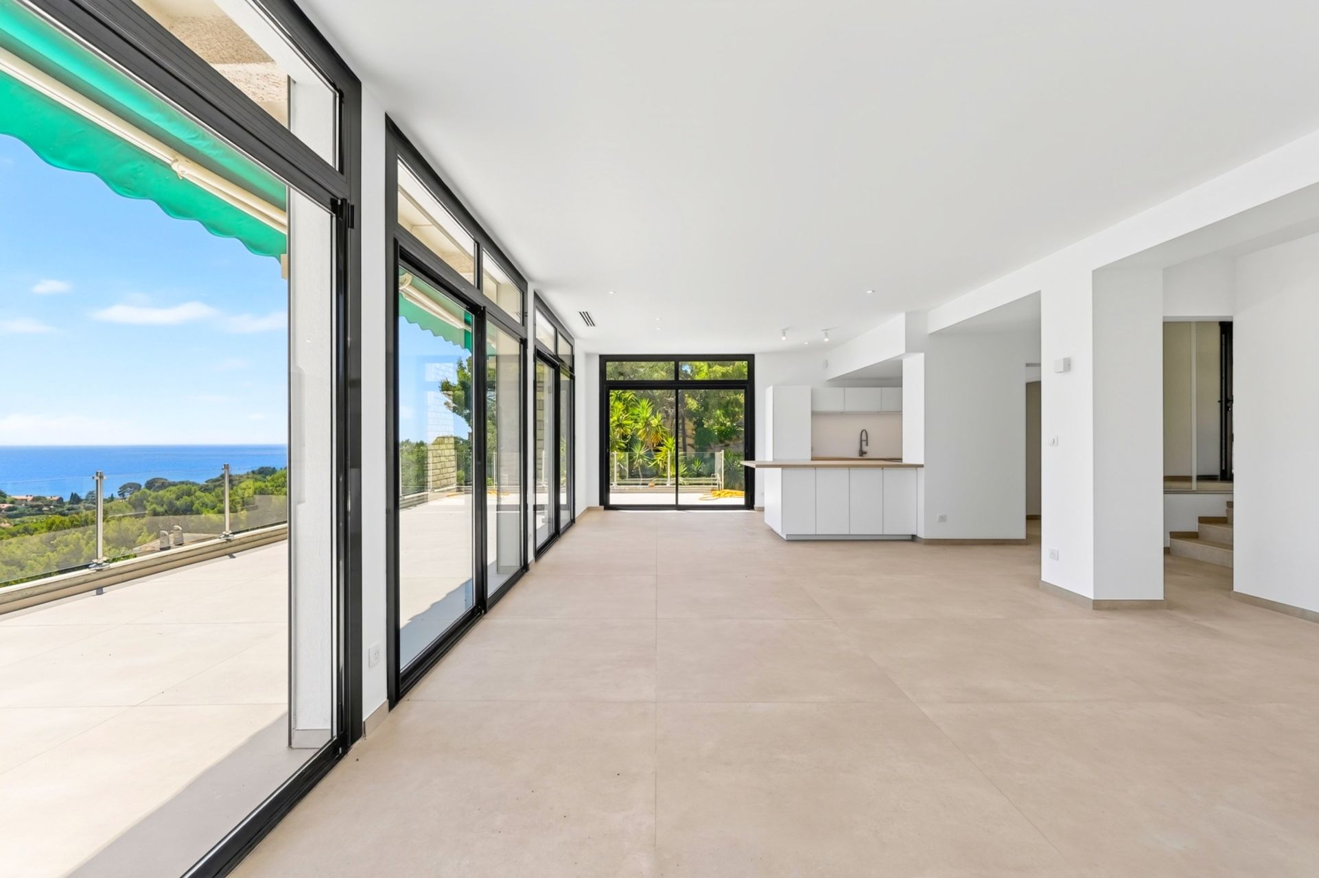 luxury apartment 5 Rooms for sale on CASSIS (13260)