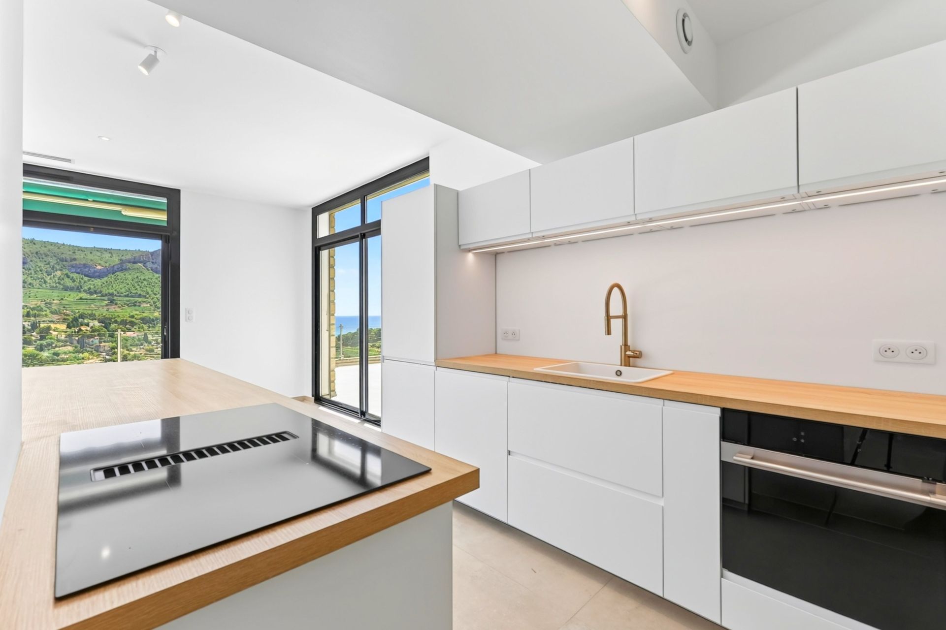 luxury apartment 5 Rooms for sale on CASSIS (13260)