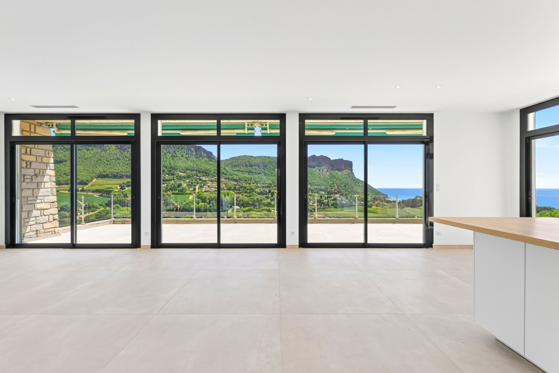 luxury apartment 5 Rooms for sale on CASSIS (13260)